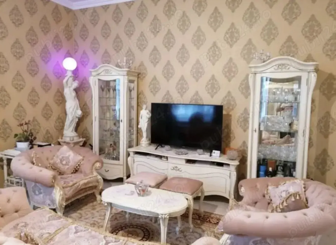 BRASADAS vinde ap 3 cam 100mp 3/3 Unicarm Ultracentral - Agenția imobiliara BRASADAS vinde apartament cu 3 camere în suprafat de 100mp construiti. compus dintr un:hol la întrare, bucătärie deschisa, baie, sala centralei cu masina de spălat si uscător de haine, living, doua dormitoare. Finisari interioare de calitate superioara., toti peretil de exterior sunt izolati cu placi de rigips cu polistiren, sapa noua, instalatii[sanitare, curent) toate noi si realizate de firme de specialitate si recunoscute pe plan local. Incălzirea apartamentului se face cu gaz, centrala Arisston ONE si calorifere Kermi supradimensionate. Piatra naturala travertin in baie, hol si bucatarie. Usile interioare precum si cea de la Întrare sunt făcute pe comanda din lemn de stejar cu vitralii TIFFANY ART(sticla rosie din floare adusa personal de pe insula MURANO].(doar VITRALIILE sunt peste 20000 euro] In dormitoare si living am pus parchet de 12 mm trafic intens. Tapet de calitate pe pereti. Mobila de bucătărie făcut tot pe comanda având dimensiunea mai mare datorita inaltimii, cu usile MDF. De asemenea mobilierul din baie pe comanda si din stejar. Geamurile sunt model Tripan de calitate superioara. Apartamentul mai dispune de clima Mitsubishi, alarma si camere video de securitate. Inăltimea interioara a apartamentului a fost de 4m dar am coborât o la 3,5m si am izolat tavanul. PRETABIL DE ÎNCHIRIAT ÎN REGIM BOOKING.
www.brasadas.com.