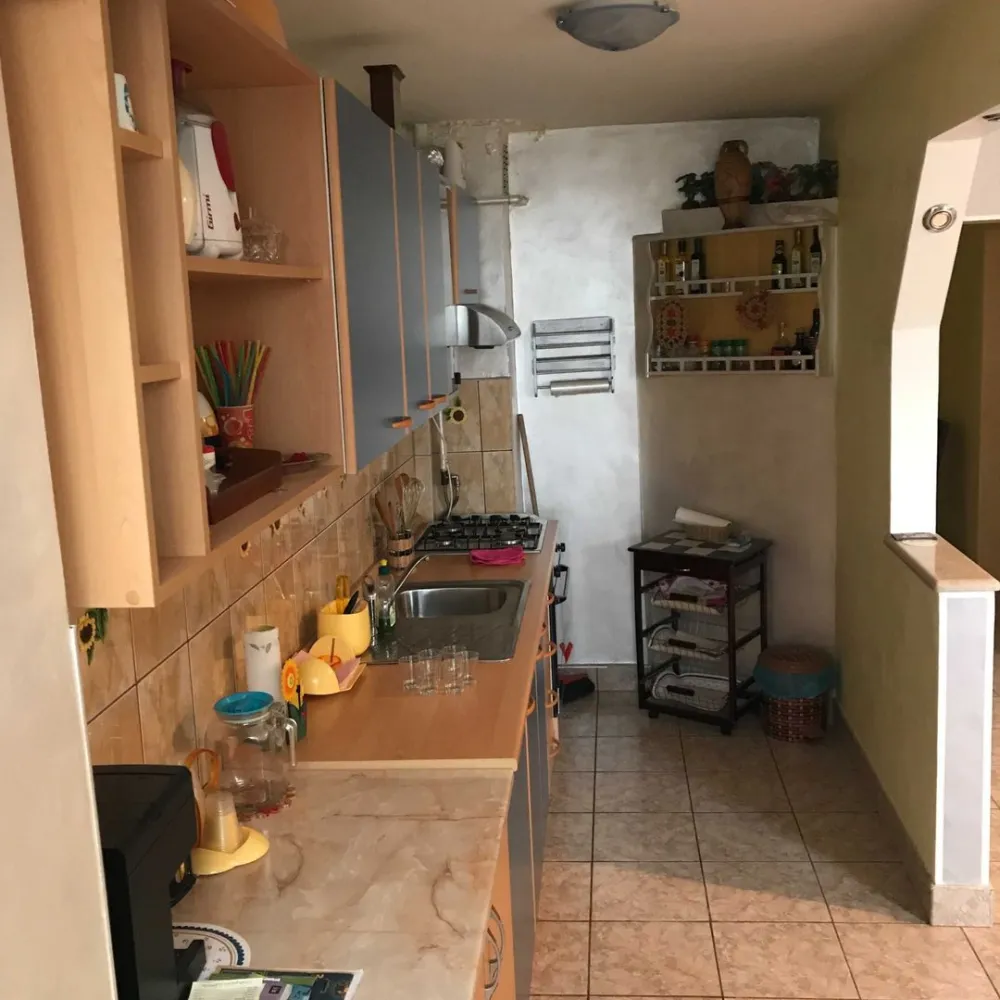 Apartament de vanzare - Agenția imobiliara BRASADAS vinde apartament decomandat, construit din BCA, situat la etajul 10/10, într-un bloc cu 2 lifturi , într-o zonă liniștită din Micro 15.

Locația este ideală, având acces facil la piață, spital, școli, parc și magazine.

Caracteristici principale:

Suprafață utilă: 70 mp
3 camere spațioase (living și 2 dormitoare)
Bucătărie luminoasă
1 baie
Hol generos și spațiu de depozitare
Balcoane închise pentru extinderea spațiului util
Apartamentul se vinde parțial mobilat, oferind oportunitatea de a-l amenaja după preferințele dumneavoastră. (cea ce vedeti)
Aer conditionat
Incalzire in pardoseala.

www.brasadas.com.