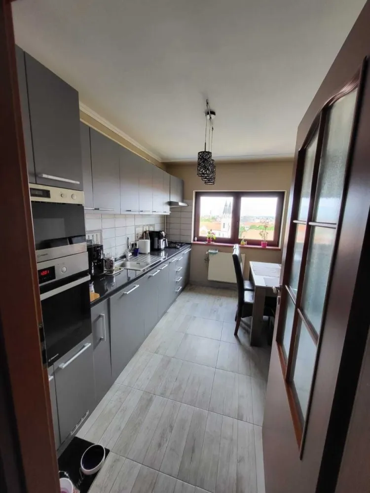 BRASADAS vinde ap 4 cam decomandat cu vedere deosebită - Agenția imobiliara BRASADAS vinde un apartament generos cu 4 camere decomandate, situat la etajul 10 din 10, într-o zonă liniștită și cu acces imediat la toate punctele de interes: școli, magazine, transport public și zone comerciale.

Detalii apartament:

Suprafață utilă: 85.2 mp.

Compartimentare: decomandat

2 băi moderne

2 balcoane cu vedere frumoasă

Dressing și debara pentru spații de depozitare suplimentare

Modernizări și dotări:

Lift nou, instalat în 2024

Izolație interioară pentru eficiență termică

Instalațiile sanitare și electrice schimbate acum aproximativ 6 ani

Aer condiționat Gree 12.000 BTU Smart – 2 unități

Plită și cuptor electric încorporat

Mașină de spălat vase Bosch încorporată

Mașină de spălat Samsung și uscător Samsung

Sistem de alarmă Cerber instalat pentru siguranță

Avantaje:

Apartament luminos, cu vedere deschisă și compartimentare practică

Localizare excelentă – toate facilitățile la câțiva pași

Se vinde complet utilat și modernizat, pregătit pentru mutare imediată

Ideal atât pentru familie, cât și pentru investiție (închiriere pe termen lung sau regim hotelier)

www.brasadas.com.