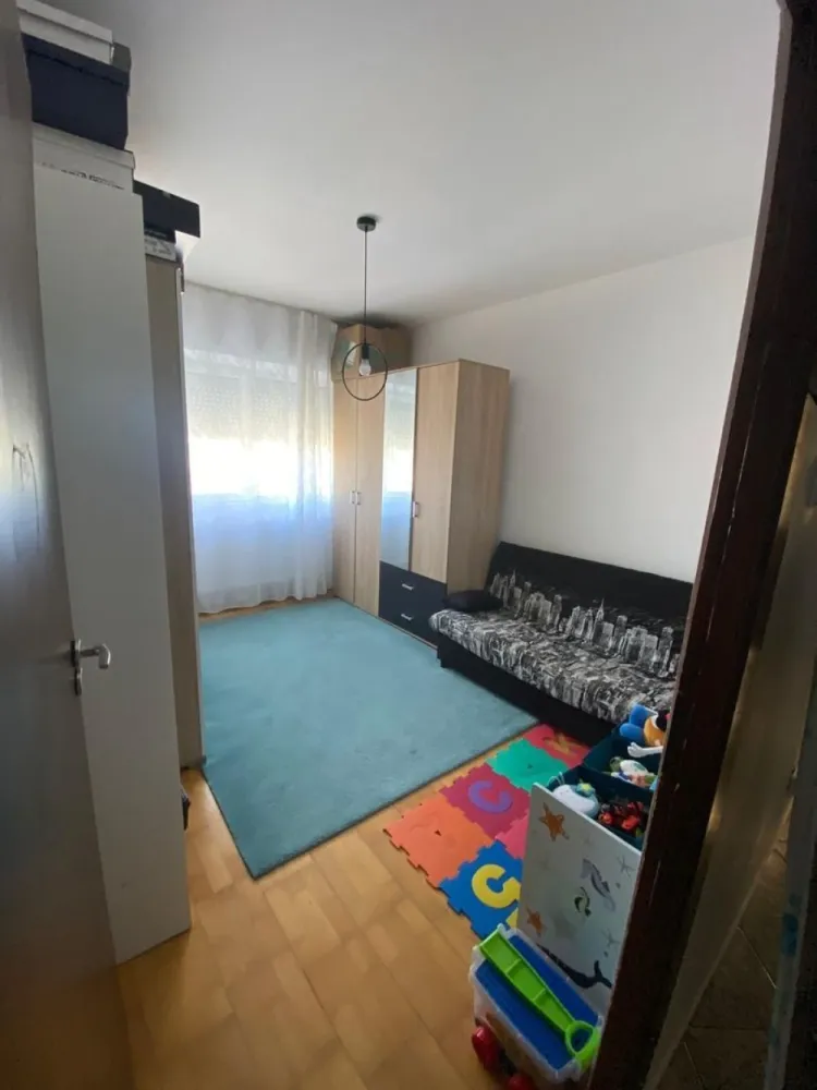 BRASADAS vinde ap 3 cam 7/8 Soarelui. - Agenția imobiliara BRASADAS vinde apartament cu 3 camere, foarte frumos si primitor, fiind compus din două dormitoare, living, baie, bucătărie spațioasă, debara și balcon inchis cu termopane, suprafață utilă de 88mp, în Piața Soarelui, la etajul 7 din 8, într-o zonă foarte bună si accesibilă. Apartamentul dispune de încălzire cu centrală și calorifere și aparat de aer condiționat. Blocul urmează să fie reabilitat, inclusiv casa scării, lucrările fiind demarate pentru izolarea cu polistiren. 
www.brasadas.com.