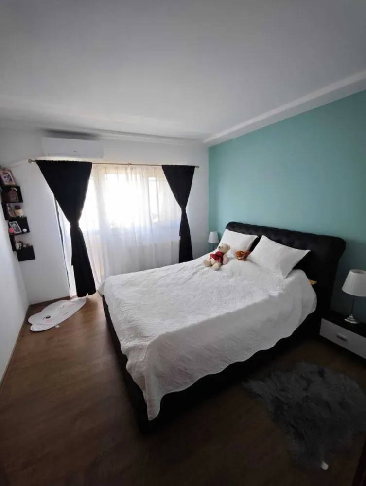 BRASADAS vinde ap 4 cam decomandat cu vedere deosebită - Agenția imobiliara BRASADAS vinde un apartament generos cu 4 camere decomandate, situat la etajul 10 din 10, într-o zonă liniștită și cu acces imediat la toate punctele de interes: școli, magazine, transport public și zone comerciale.

Detalii apartament:

Suprafață utilă: 85.2 mp.

Compartimentare: decomandat

2 băi moderne

2 balcoane cu vedere frumoasă

Dressing și debara pentru spații de depozitare suplimentare

Modernizări și dotări:

Lift nou, instalat în 2024

Izolație interioară pentru eficiență termică

Instalațiile sanitare și electrice schimbate acum aproximativ 6 ani

Aer condiționat Gree 12.000 BTU Smart – 2 unități

Plită și cuptor electric încorporat

Mașină de spălat vase Bosch încorporată

Mașină de spălat Samsung și uscător Samsung

Sistem de alarmă Cerber instalat pentru siguranță

Avantaje:

Apartament luminos, cu vedere deschisă și compartimentare practică

Localizare excelentă – toate facilitățile la câțiva pași

Se vinde complet utilat și modernizat, pregătit pentru mutare imediată

Ideal atât pentru familie, cât și pentru investiție (închiriere pe termen lung sau regim hotelier)

www.brasadas.com.