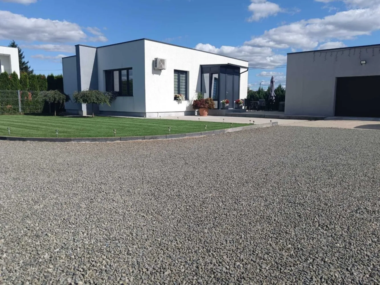 BRASADAS vinde casa nouă în zona strada Dara. - Agenția imobiliara BRASADAS vinde casă nouă, construită recent pe un singur nivel, în stil mediteranean, cu o suprafață construită de 92 mp, și un garaj generos de 41 mp cu poartă automată, amplasată în curte comună cu un teren aferent de 370 mp și teren comun de 372 mp.
Casa este situată într-o zonă rezidențială exclusivistă și liniștită, în zona străzii Dara.
Această casă este ideală pentru cei care caută confort într-un ambient modern și liniștit.
Casa este compusă din un dormitor, o baie generoasă, un livingroom și dining room împreună 43 mp și o bucătărie open space, o terasă și un garaj de 41 mp cu poartă automată.
Dotări:
- izolație termică exterioară de 10 cm
- ferestre termopan de dimensiuni mari cu 3 foi de sticlă și plasă de țânțari
- jaluzele interioare moderne de tip zi noapte
- centrală termică și calorifere mari
- curte amenajată și gazon cu sistem de irigație
- garaj cu poartă automată
- aer condiționat
- mobilier nou
- corpuri de iluminat noi cu led
- utilat cu aparate electrocasnice noi
Casa se vinde mobilată și utilată la înțelegere.
Cartierul este exclusiv rezidențial și are acces rapid la centru.
Www.brasadas.com.