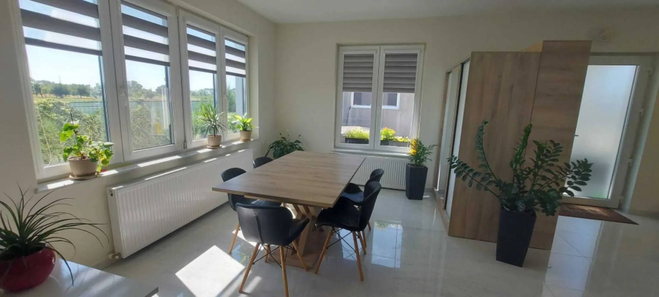 BRASADAS vinde casa nouă în zona strada Dara. - Agenția imobiliara BRASADAS vinde casă nouă, construită recent pe un singur nivel, în stil mediteranean, cu o suprafață construită de 92 mp, și un garaj generos de 41 mp cu poartă automată, amplasată în curte comună cu un teren aferent de 370 mp și teren comun de 372 mp.
Casa este situată într-o zonă rezidențială exclusivistă și liniștită, în zona străzii Dara.
Această casă este ideală pentru cei care caută confort într-un ambient modern și liniștit.
Casa este compusă din un dormitor, o baie generoasă, un livingroom și dining room împreună 43 mp și o bucătărie open space, o terasă și un garaj de 41 mp cu poartă automată.
Dotări:
- izolație termică exterioară de 10 cm
- ferestre termopan de dimensiuni mari cu 3 foi de sticlă și plasă de țânțari
- jaluzele interioare moderne de tip zi noapte
- centrală termică și calorifere mari
- curte amenajată și gazon cu sistem de irigație
- garaj cu poartă automată
- aer condiționat
- mobilier nou
- corpuri de iluminat noi cu led
- utilat cu aparate electrocasnice noi
Casa se vinde mobilată și utilată la înțelegere.
Cartierul este exclusiv rezidențial și are acces rapid la centru.
Www.brasadas.com.