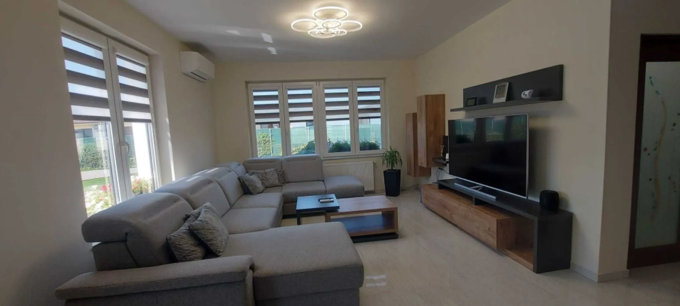 BRASADAS vinde casa nouă în zona strada Dara. - Agenția imobiliara BRASADAS vinde casă nouă, construită recent pe un singur nivel, în stil mediteranean, cu o suprafață construită de 92 mp, și un garaj generos de 41 mp cu poartă automată, amplasată în curte comună cu un teren aferent de 370 mp și teren comun de 372 mp.
Casa este situată într-o zonă rezidențială exclusivistă și liniștită, în zona străzii Dara.
Această casă este ideală pentru cei care caută confort într-un ambient modern și liniștit.
Casa este compusă din un dormitor, o baie generoasă, un livingroom și dining room împreună 43 mp și o bucătărie open space, o terasă și un garaj de 41 mp cu poartă automată.
Dotări:
- izolație termică exterioară de 10 cm
- ferestre termopan de dimensiuni mari cu 3 foi de sticlă și plasă de țânțari
- jaluzele interioare moderne de tip zi noapte
- centrală termică și calorifere mari
- curte amenajată și gazon cu sistem de irigație
- garaj cu poartă automată
- aer condiționat
- mobilier nou
- corpuri de iluminat noi cu led
- utilat cu aparate electrocasnice noi
Casa se vinde mobilată și utilată la înțelegere.
Cartierul este exclusiv rezidențial și are acces rapid la centru.
Www.brasadas.com.