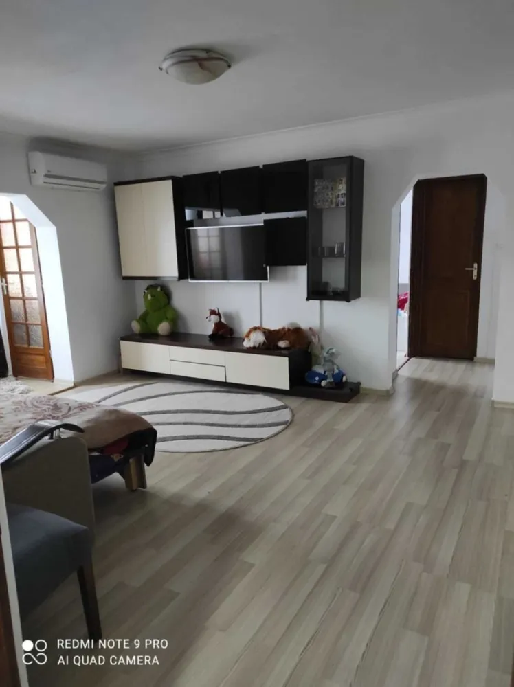 BRASADAS vinde ap 3 camere etajul 3/4. - Agenția imobiliara BRASADAS vinde apartament cu 3 camere, etajul 3/4, mobilat , utilat compus din living, 2 dormitoare, bucătărie, 2 băi, 2 holuri, balcon închis cu geam termopan.
Apartamentul are centrala termica pe gaz, aer condiționat, parchet laminat, gresie , faianță, geamuri termopan.
Blocul este din beton și izolat exterior.
Pentru mai multe oferte accesați www.brasadas.com.
