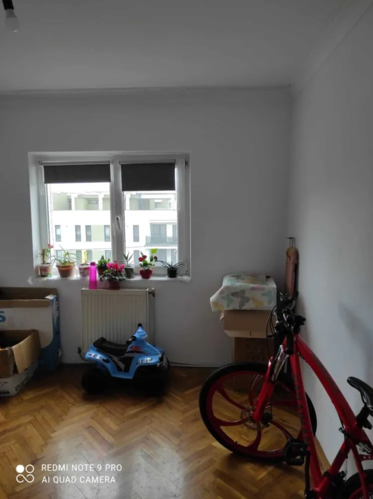 BRASADAS vinde ap 3 camere etajul 3/4. - Agenția imobiliara BRASADAS vinde apartament cu 3 camere, etajul 3/4, mobilat , utilat compus din living, 2 dormitoare, bucătărie, 2 băi, 2 holuri, balcon închis cu geam termopan.
Apartamentul are centrala termica pe gaz, aer condiționat, parchet laminat, gresie , faianță, geamuri termopan.
Blocul este din beton și izolat exterior.
Pentru mai multe oferte accesați www.brasadas.com.