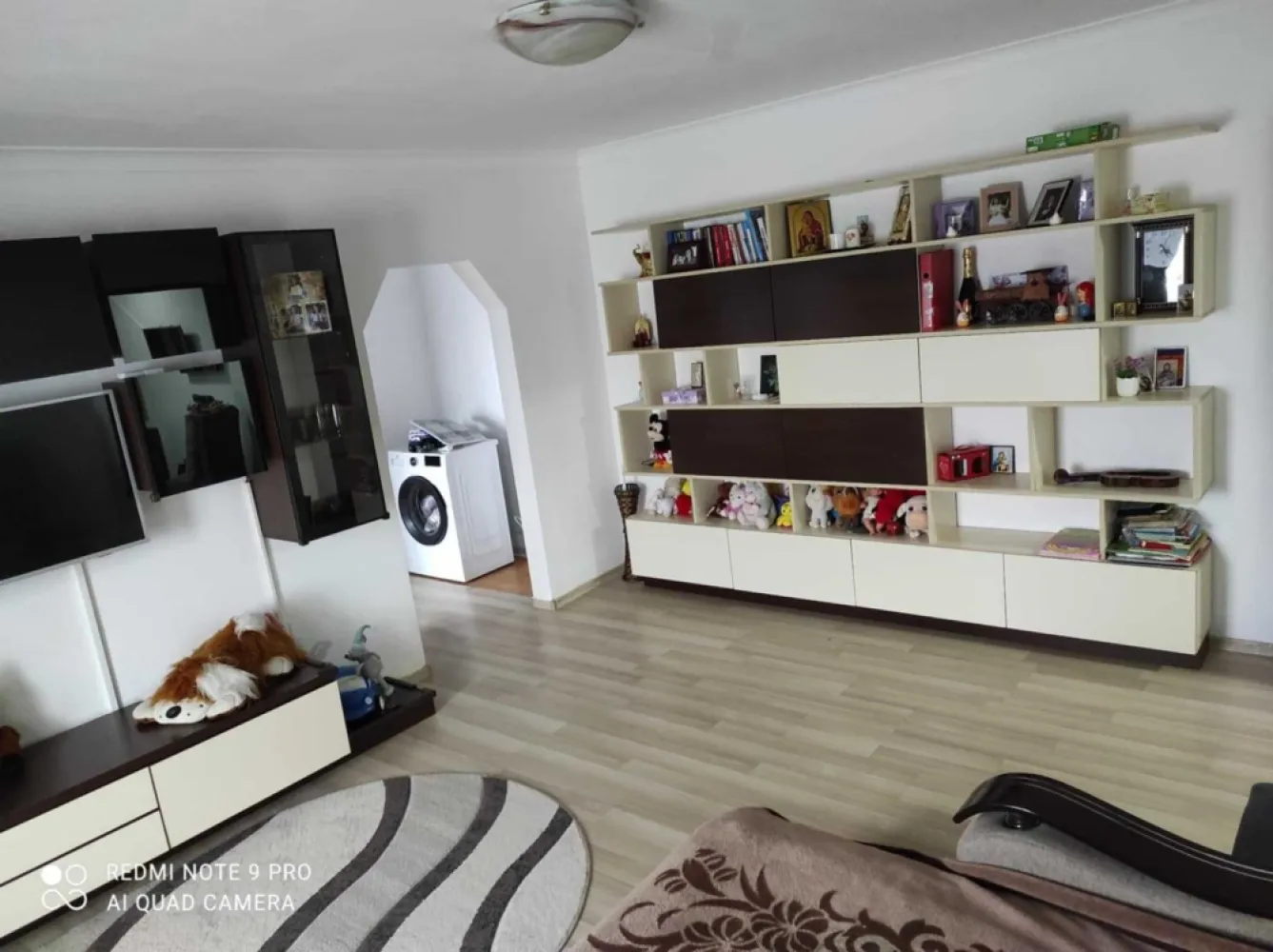 BRASADAS vinde ap 3 camere etajul 3/4. - Agenția imobiliara BRASADAS vinde apartament cu 3 camere, etajul 3/4, mobilat , utilat compus din living, 2 dormitoare, bucătărie, 2 băi, 2 holuri, balcon închis cu geam termopan.
Apartamentul are centrala termica pe gaz, aer condiționat, parchet laminat, gresie , faianță, geamuri termopan.
Blocul este din beton și izolat exterior.
Pentru mai multe oferte accesați www.brasadas.com.