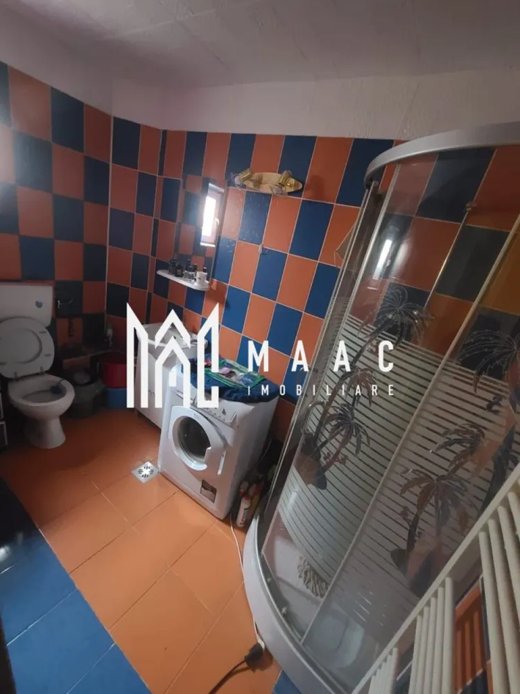 Casa 4 camere | Garaj | 2 Cai de acces | Tineretului - MAAC Imobiliare vă propune spre vânzare o casă spațioasă, cu regim de înălțime parter + etaj/mansardă, amplasată într-un cartier liniștit, ideal pentru familiile care își doresc confort, intimitate și o locuință generoasă, cu spații bine compartimentate atât la interior, cât și la exterior. Proprietatea dispune de o suprafață utilă de 200 mp, distribuită eficient pe două niveluri a câte 100 mp fiecare, și este amplasată pe un teren cu suprafață totală de 264 mp, având deschidere la stradă de 12 ml.

Casa beneficiază de curte proprie, fără coproprietari, oferind un plus de intimitate și confort, precum și două căi de acces auto, aspect extrem de practic pentru o familie activă. Garajul inclus are acces direct în locuință, contribuind la funcționalitatea și confortul proprietății în orice sezon.

Compartimentarea este practică și echilibrată, fiind gândită pentru un stil de viață confortabil. La parter se regăsesc un living spațios cu șemineu funcțional, bucătărie cu ieșire directă în grădină, cămară, baie și hol de acces. Etajul/mansarda este compus din 3 dormitoare luminoase, baie și hol, oferind spații generoase pentru întreaga familie.

Zona exterioară completează armonios proprietatea prin grădina amenajată cu filigorie și spațiu de depozitare tip cameră în spatele casei, dar și prin grădinița cu flori amplasată în fața locuinței. Curtea intimă și accesul auto din două direcții sporesc confortul și utilitatea proprietății.

Locuința este dotată cu sistem de încălzire pe gaz cu calorifere și șemineu funcțional cu distribuție de aer cald în întreaga casă, oferind un ambient plăcut și eficiență termică. Proprietatea permite posibilitatea de locuire imediată, fiind potrivită atât pentru familii, cât și pentru cei care caută o casă spațioasă într-o zonă liniștită și bine conectată.

Caracteristici:
-Suprafață utilă: 200 mp
-100 mp pe nivel
-Suprafață teren: 264 mp
-Deschidere la stradă: 12 ml
-Regim de înălțime: parter + etaj/mansardă
-Garaj cu acces direct în casă
-Curte proprie fără coproprietari
-Două căi de acces auto
-Living cu șemineu
-Bucătărie cu ieșire în grădină
-Cămară
-3 dormitoare
-2 băi
-Filigorie și spațiu de depozitare
-Sistem de încălzire pe gaz cu calorifere
-Șemineu cu distribuție de aer cald
-Posibilitate de locuire imediată
-Cartier liniștit, cu vecinătăți civilizate
-Acces facil către zonele de interes

Pentru mai multe informații și programarea unei vizionări, vă rugăm să menționați telefonic numărul CP2606581.