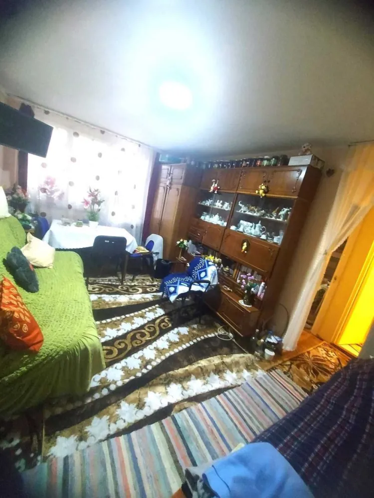 BRASADAS vinde ap 2 cam etaj 4/4 in Carpați 1. - Agenția imobiliara BRASADAS vinde apartament cu 2 camere în zona Carpați 1, etaj 4/4, 40 mp.
• Aer condiționat
• Centrală termică
• Balcon închis (necesită renovare)
• Mobilier inclus (din camera mică)
• Frigider
• Mașină de spălat
• Bloc de cărămidă, dotat cu interfon
• Termoizolat pe interior
• Interior original, nemodificat (necesită lavabil nou și mici reparații)
• 52000 Euro, Negociabil
Apartamentul dispune de un pod pentru depozitare, podul este hidroizolat, iar acoperișul este rezistent la grindină.
Detalii suplimentare:
• Situat într-o zonă liniștită,
• Aproape de magazine precum Unicarm, Barta Ati, aprozar
• Aproape de școala generală nr. 8
• Aproape de stații de autobuz (autobuzele nr.10,4,5,3,23,2,12,9) 
• Construcție solidă, ideală pentru investiție pe termen lung
• În apropierea parcurilor și zonelor verzi

Pentru mai multe oferte accesați www.brasadas.com.