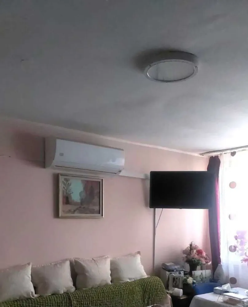 BRASADAS vinde ap 2 cam etaj 4/4 in Carpați 1. - Agenția imobiliara BRASADAS vinde apartament cu 2 camere în zona Carpați 1, etaj 4/4, 40 mp.
• Aer condiționat
• Centrală termică
• Balcon închis (necesită renovare)
• Mobilier inclus (din camera mică)
• Frigider
• Mașină de spălat
• Bloc de cărămidă, dotat cu interfon
• Termoizolat pe interior
• Interior original, nemodificat (necesită lavabil nou și mici reparații)
• 52000 Euro, Negociabil
Apartamentul dispune de un pod pentru depozitare, podul este hidroizolat, iar acoperișul este rezistent la grindină.
Detalii suplimentare:
• Situat într-o zonă liniștită,
• Aproape de magazine precum Unicarm, Barta Ati, aprozar
• Aproape de școala generală nr. 8
• Aproape de stații de autobuz (autobuzele nr.10,4,5,3,23,2,12,9) 
• Construcție solidă, ideală pentru investiție pe termen lung
• În apropierea parcurilor și zonelor verzi

Pentru mai multe oferte accesați www.brasadas.com.