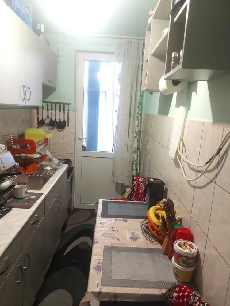 BRASADAS vinde ap 2 cam etaj 4/4 in Carpați 1. - Agenția imobiliara BRASADAS vinde apartament cu 2 camere în zona Carpați 1, etaj 4/4, 40 mp.
• Aer condiționat
• Centrală termică
• Balcon închis (necesită renovare)
• Mobilier inclus (din camera mică)
• Frigider
• Mașină de spălat
• Bloc de cărămidă, dotat cu interfon
• Termoizolat pe interior
• Interior original, nemodificat (necesită lavabil nou și mici reparații)
• 52000 Euro, Negociabil
Apartamentul dispune de un pod pentru depozitare, podul este hidroizolat, iar acoperișul este rezistent la grindină.
Detalii suplimentare:
• Situat într-o zonă liniștită,
• Aproape de magazine precum Unicarm, Barta Ati, aprozar
• Aproape de școala generală nr. 8
• Aproape de stații de autobuz (autobuzele nr.10,4,5,3,23,2,12,9) 
• Construcție solidă, ideală pentru investiție pe termen lung
• În apropierea parcurilor și zonelor verzi

Pentru mai multe oferte accesați www.brasadas.com.
