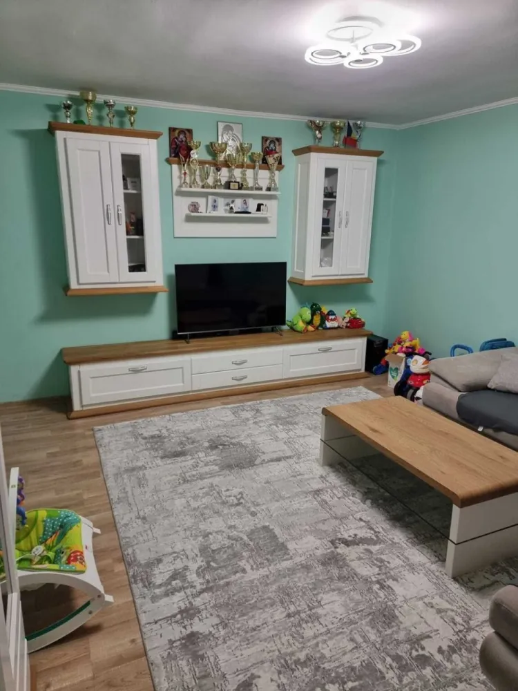 BRASADAS vinde ap cam etaj 2/4 in Micro 16. - Agenția imobiliara BRASADAS vinde apartament cu 3 camere, bucatarie mare, baie cu geam si instalatie sanitara Romstal, 2 camere detin balcon iar balconul de la living detine și un spațiu de depozitare foarte încăpător, în living este AC. Instalația electrica a fost schimbata in totalitate apartamentul renovat in 2019 este situat pe FĂGĂRAȘULUI F10 etaj 2 partea cu Gelert Sandor. Scara renovata,curata cu interfon, pe etaj fiind două apartamente, in subsol detinem un spatiu mare cu geam in care se poate amenaja beci. Persoana fizica exclus colaborari cu agentii imobiliare.Blocul este izolat termic.
Pentru mai multe oferte accesați www.brasadas.com.