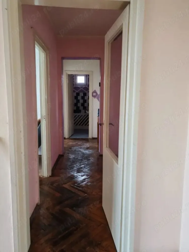 BRASADAS vinde ap cu 3 cam etaj 4/4 pe Drumul Botizului - Agenția imobiliara BRASADAS vinde apartament cu 3 camere primitor, situat pe Drumul Botizului, la etajul 4, ideal pentru familii sau pentru cei care caută confort și spațiu. 
Suprafața apartamentului este de aproximativ 70 mp și cuprinde:

- Bucătărie generoasă. 
- Sufragerie luminoasă și spațioasă. 
- Două dormitoare confortabile. 
- Baie bine compartimentată. 
- Două spații de depozitare practice. 
- Două balcoane mari , ideale pentru momente de relaxare. 

Apartamentul este dotat cu încălzire prin centrală pe gaz și geamuri termopan , asigurând un consum eficient și confort termic ridicat. În plus, apartamentul oferă acces la uscătorie și dispune de o boxă la subsol , perfectă pentru depozitare. 

Clădirea este construită din cărămidă și izolată cu polistiren de 10 cm , oferind o bună izolare termică și fonică. 

Pentru mai multe oferte accesați www.brasadas.com.