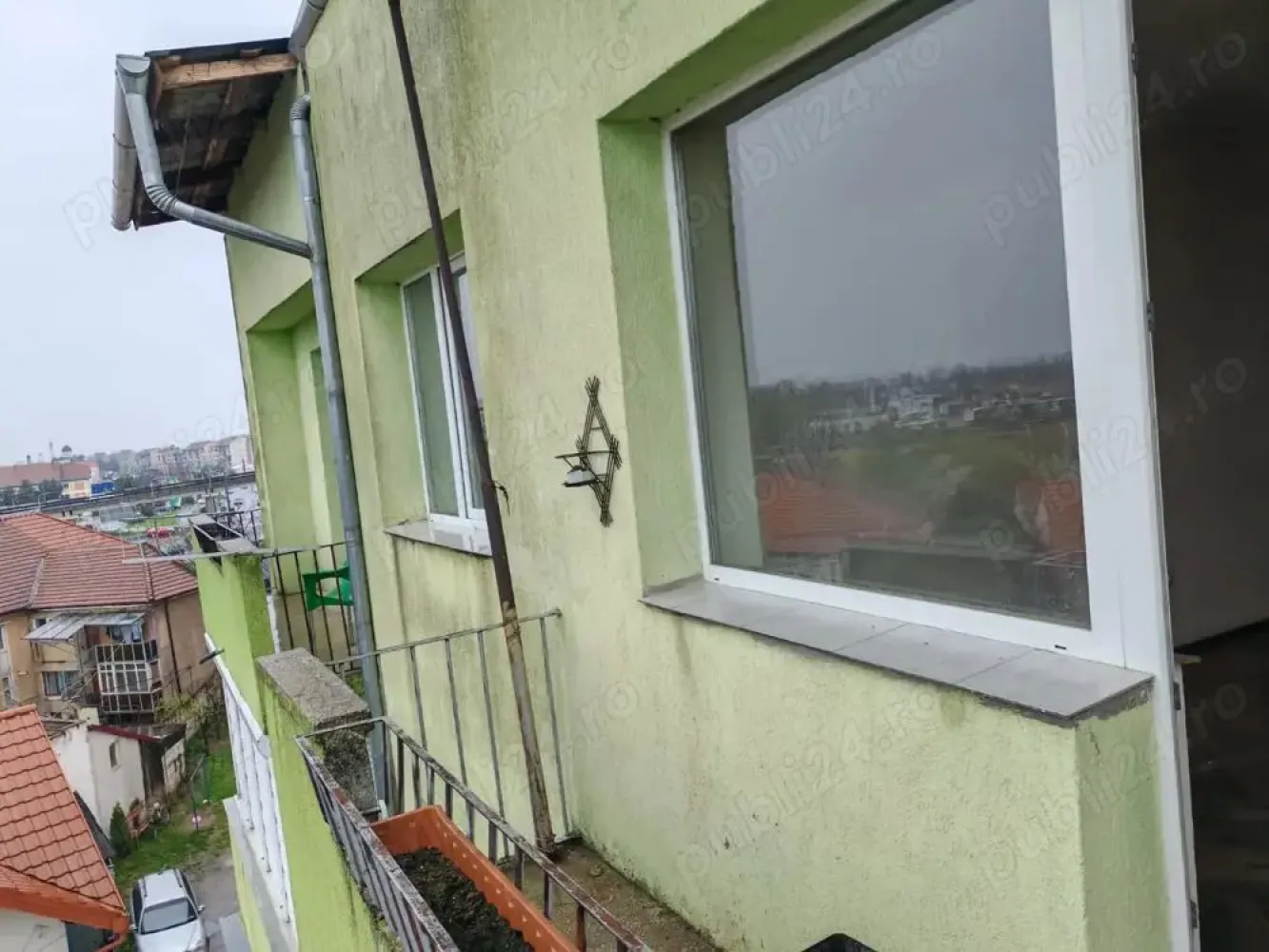 BRASADAS vinde ap cu 3 cam etaj 4/4 pe Drumul Botizului - Agenția imobiliara BRASADAS vinde apartament cu 3 camere primitor, situat pe Drumul Botizului, la etajul 4, ideal pentru familii sau pentru cei care caută confort și spațiu. 
Suprafața apartamentului este de aproximativ 70 mp și cuprinde:

- Bucătărie generoasă. 
- Sufragerie luminoasă și spațioasă. 
- Două dormitoare confortabile. 
- Baie bine compartimentată. 
- Două spații de depozitare practice. 
- Două balcoane mari , ideale pentru momente de relaxare. 

Apartamentul este dotat cu încălzire prin centrală pe gaz și geamuri termopan , asigurând un consum eficient și confort termic ridicat. În plus, apartamentul oferă acces la uscătorie și dispune de o boxă la subsol , perfectă pentru depozitare. 

Clădirea este construită din cărămidă și izolată cu polistiren de 10 cm , oferind o bună izolare termică și fonică. 

Pentru mai multe oferte accesați www.brasadas.com.