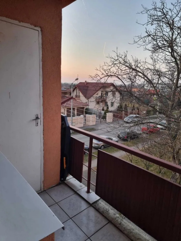 BRASADAS vinde ap cam etaj 2/4 in Micro 16. - Agenția imobiliara BRASADAS vinde apartament cu 3 camere, bucatarie mare, baie cu geam si instalatie sanitara Romstal, 2 camere detin balcon iar balconul de la living detine și un spațiu de depozitare foarte încăpător, în living este AC. Instalația electrica a fost schimbata in totalitate apartamentul renovat in 2019 este situat pe FĂGĂRAȘULUI F10 etaj 2 partea cu Gelert Sandor. Scara renovata,curata cu interfon, pe etaj fiind două apartamente, in subsol detinem un spatiu mare cu geam in care se poate amenaja beci. Persoana fizica exclus colaborari cu agentii imobiliare.Blocul este izolat termic.
Pentru mai multe oferte accesați www.brasadas.com.