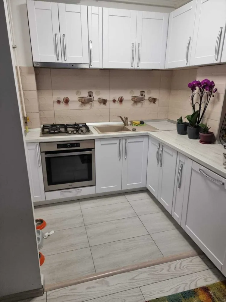 BRASADAS vinde ap cam etaj 2/4 in Micro 16. - Agenția imobiliara BRASADAS vinde apartament cu 3 camere, bucatarie mare, baie cu geam si instalatie sanitara Romstal, 2 camere detin balcon iar balconul de la living detine și un spațiu de depozitare foarte încăpător, în living este AC. Instalația electrica a fost schimbata in totalitate apartamentul renovat in 2019 este situat pe FĂGĂRAȘULUI F10 etaj 2 partea cu Gelert Sandor. Scara renovata,curata cu interfon, pe etaj fiind două apartamente, in subsol detinem un spatiu mare cu geam in care se poate amenaja beci. Persoana fizica exclus colaborari cu agentii imobiliare.Blocul este izolat termic.
Pentru mai multe oferte accesați www.brasadas.com.