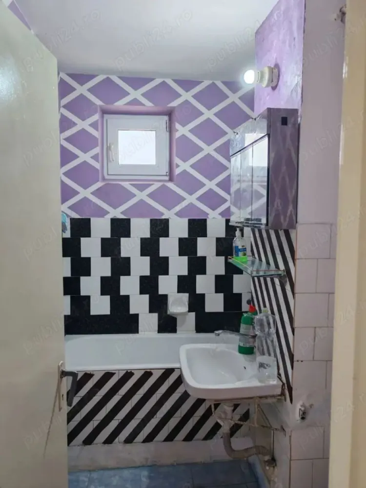 BRASADAS vinde ap cu 3 cam etaj 4/4 pe Drumul Botizului - Agenția imobiliara BRASADAS vinde apartament cu 3 camere primitor, situat pe Drumul Botizului, la etajul 4, ideal pentru familii sau pentru cei care caută confort și spațiu. 
Suprafața apartamentului este de aproximativ 70 mp și cuprinde:

- Bucătărie generoasă. 
- Sufragerie luminoasă și spațioasă. 
- Două dormitoare confortabile. 
- Baie bine compartimentată. 
- Două spații de depozitare practice. 
- Două balcoane mari , ideale pentru momente de relaxare. 

Apartamentul este dotat cu încălzire prin centrală pe gaz și geamuri termopan , asigurând un consum eficient și confort termic ridicat. În plus, apartamentul oferă acces la uscătorie și dispune de o boxă la subsol , perfectă pentru depozitare. 

Clădirea este construită din cărămidă și izolată cu polistiren de 10 cm , oferind o bună izolare termică și fonică. 

Pentru mai multe oferte accesați www.brasadas.com.