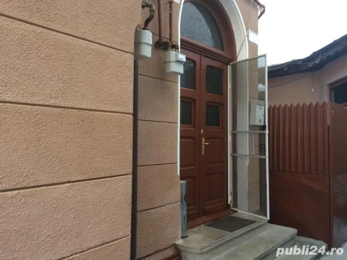 vanzare case - Propietar vand casa in zona unirii ,stradal ,aproape de Casa Poporului , fantani ,zona cu gradinite ,liceul Mihai Eminescu ,mijloace de transport ,metrou ,tranvaie, autobuze . Parterul 72 mp ,4 camere ,bucatarie ,baie ,hol ,pretabil afacere , functioneaza catering,beci ,curte interioare 30mp ,centrala ,calorifere ,mansarda 54 mp ,baie ,hol ,3 dormitoare ,casa este din caramida rezistenta la cutremur ,izolata ,apa curenta ,centrala gaze ,calorifere ,parchet .
