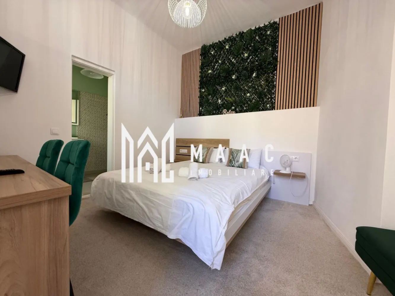 Apartament 3 camere | Decomandat | Etaj 1 | Ultracentral - MAAC Imobiliare vă propune spre vânzare un apartament deosebit, situat ultracentral, la mai puțin de 1 minut de mers pe jos până în Piața Mare.

Localizat la etajul 1 dintr-un imobil solid cu doar 2 niveluri, acest apartament complet decomandat se remarcă printr-o compartimentare ideală pentru regim hotelier. Proprietatea este formată din 3 camere spațioase, fiecare cu baie proprie, dotate cu cabine de duș moderne, oferind intimitate și confort fiecărui ocupant.

Apartamentul este complet mobilat și utilat, pregătit pentru preluare imediată, fără necesitatea unor investiții suplimentare. Fiecare detaliu a fost gândit pentru eficiență și atractivitate maximă în regim de închiriere.

Puncte forte:

64 mp utili + pivniță de 7 mp

Etaj intermediar (1/2), poziție excelentă

Ultracentral – acces rapid la toate punctele de interes ale orașului

3 camere cu băi proprii – compartimentare ideală pentru închiriere individuală

Complet amenajat pentru regim hotelier

Predare – mobilat și utilat

Datorită amplasării excepționale și a modului inteligent de compartimentare, acest apartament reprezintă o oportunitate excelentă de investiție, oferind un potențial ridicat de profit prin închiriere in regim hotelier.

Programează o vizionare și descoperă potențialul unei proprietăți rare pe piață! ID: CP2605522.