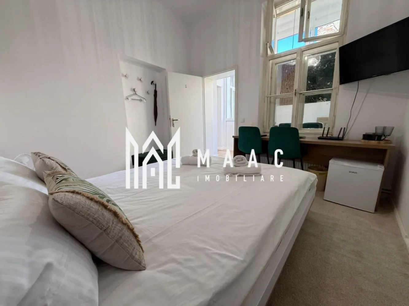 Apartament 3 camere | Decomandat | Etaj 1 | Ultracentral - MAAC Imobiliare vă propune spre vânzare un apartament deosebit, situat ultracentral, la mai puțin de 1 minut de mers pe jos până în Piața Mare.

Localizat la etajul 1 dintr-un imobil solid cu doar 2 niveluri, acest apartament complet decomandat se remarcă printr-o compartimentare ideală pentru regim hotelier. Proprietatea este formată din 3 camere spațioase, fiecare cu baie proprie, dotate cu cabine de duș moderne, oferind intimitate și confort fiecărui ocupant.

Apartamentul este complet mobilat și utilat, pregătit pentru preluare imediată, fără necesitatea unor investiții suplimentare. Fiecare detaliu a fost gândit pentru eficiență și atractivitate maximă în regim de închiriere.

Puncte forte:

64 mp utili + pivniță de 7 mp

Etaj intermediar (1/2), poziție excelentă

Ultracentral – acces rapid la toate punctele de interes ale orașului

3 camere cu băi proprii – compartimentare ideală pentru închiriere individuală

Complet amenajat pentru regim hotelier

Predare – mobilat și utilat

Datorită amplasării excepționale și a modului inteligent de compartimentare, acest apartament reprezintă o oportunitate excelentă de investiție, oferind un potențial ridicat de profit prin închiriere in regim hotelier.

Programează o vizionare și descoperă potențialul unei proprietăți rare pe piață! ID: CP2605522.