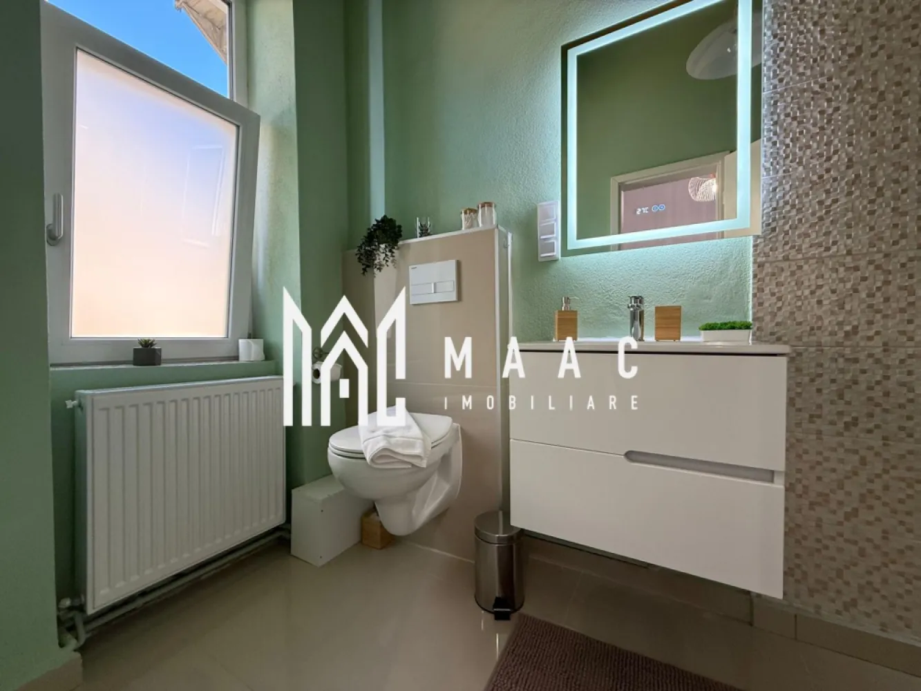 Apartament 3 camere | Decomandat | Etaj 1 | Ultracentral - MAAC Imobiliare vă propune spre vânzare un apartament deosebit, situat ultracentral, la mai puțin de 1 minut de mers pe jos până în Piața Mare.

Localizat la etajul 1 dintr-un imobil solid cu doar 2 niveluri, acest apartament complet decomandat se remarcă printr-o compartimentare ideală pentru regim hotelier. Proprietatea este formată din 3 camere spațioase, fiecare cu baie proprie, dotate cu cabine de duș moderne, oferind intimitate și confort fiecărui ocupant.

Apartamentul este complet mobilat și utilat, pregătit pentru preluare imediată, fără necesitatea unor investiții suplimentare. Fiecare detaliu a fost gândit pentru eficiență și atractivitate maximă în regim de închiriere.

Puncte forte:

64 mp utili + pivniță de 7 mp

Etaj intermediar (1/2), poziție excelentă

Ultracentral – acces rapid la toate punctele de interes ale orașului

3 camere cu băi proprii – compartimentare ideală pentru închiriere individuală

Complet amenajat pentru regim hotelier

Predare – mobilat și utilat

Datorită amplasării excepționale și a modului inteligent de compartimentare, acest apartament reprezintă o oportunitate excelentă de investiție, oferind un potențial ridicat de profit prin închiriere in regim hotelier.

Programează o vizionare și descoperă potențialul unei proprietăți rare pe piață! ID: CP2605522.