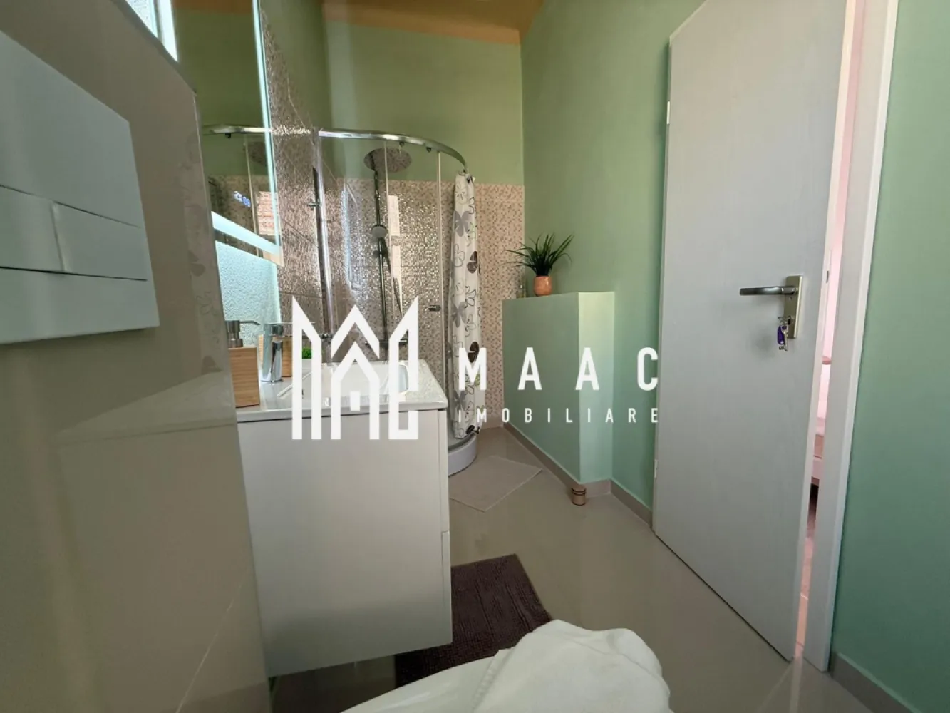 Apartament 3 camere | Decomandat | Etaj 1 | Ultracentral - MAAC Imobiliare vă propune spre vânzare un apartament deosebit, situat ultracentral, la mai puțin de 1 minut de mers pe jos până în Piața Mare.

Localizat la etajul 1 dintr-un imobil solid cu doar 2 niveluri, acest apartament complet decomandat se remarcă printr-o compartimentare ideală pentru regim hotelier. Proprietatea este formată din 3 camere spațioase, fiecare cu baie proprie, dotate cu cabine de duș moderne, oferind intimitate și confort fiecărui ocupant.

Apartamentul este complet mobilat și utilat, pregătit pentru preluare imediată, fără necesitatea unor investiții suplimentare. Fiecare detaliu a fost gândit pentru eficiență și atractivitate maximă în regim de închiriere.

Puncte forte:

64 mp utili + pivniță de 7 mp

Etaj intermediar (1/2), poziție excelentă

Ultracentral – acces rapid la toate punctele de interes ale orașului

3 camere cu băi proprii – compartimentare ideală pentru închiriere individuală

Complet amenajat pentru regim hotelier

Predare – mobilat și utilat

Datorită amplasării excepționale și a modului inteligent de compartimentare, acest apartament reprezintă o oportunitate excelentă de investiție, oferind un potențial ridicat de profit prin închiriere in regim hotelier.

Programează o vizionare și descoperă potențialul unei proprietăți rare pe piață! ID: CP2605522.