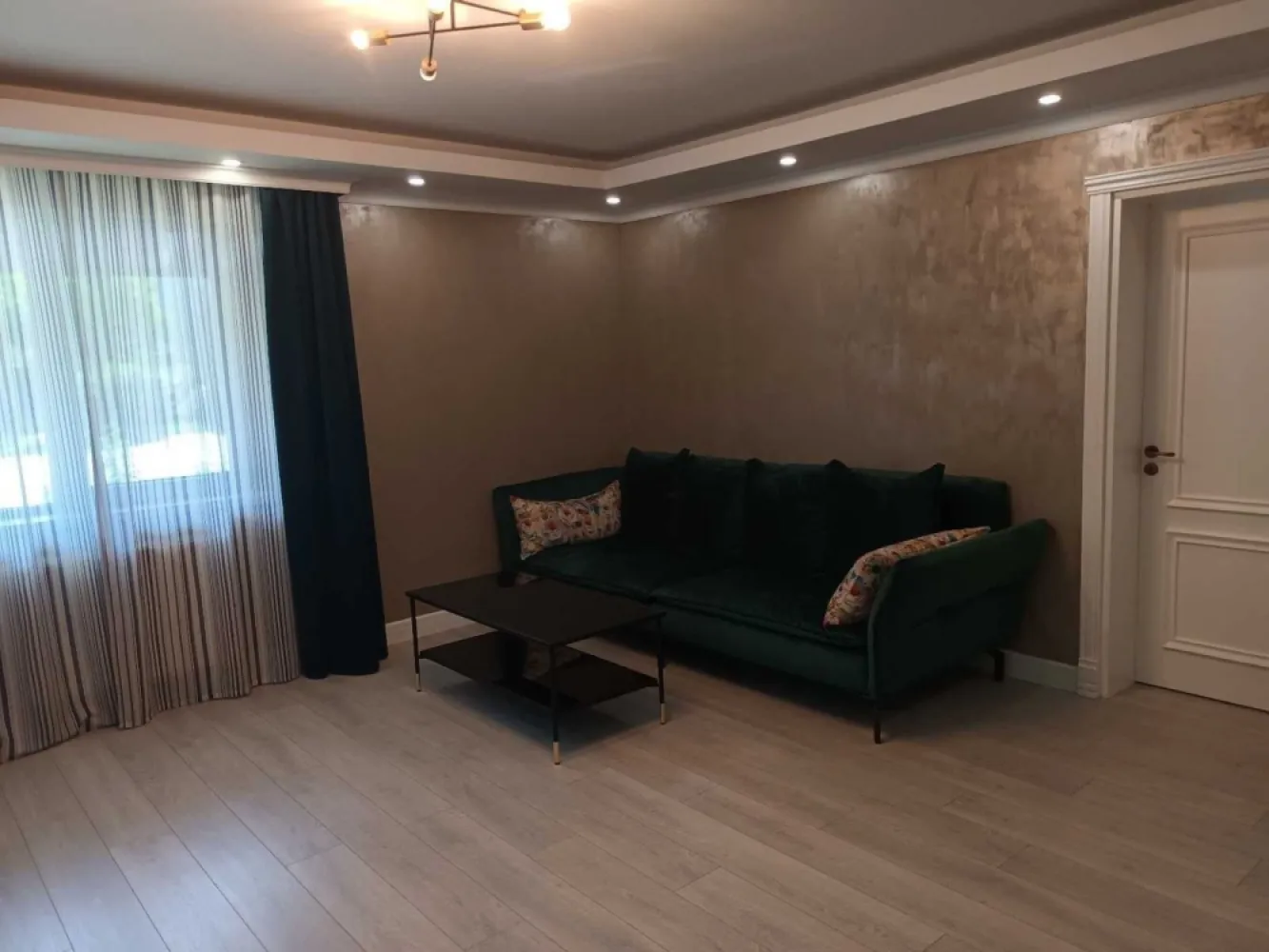 3 camere Baneasa - Greenfield - Apartament 3 camere, categoria lux , mobilat si utilat ,84,5 mp in Baneasa Complex Greenfield Topaz 

Este situat la parterul unui imobil ce a fost construit in 2008 Apartamentul este foarte bine compartimentat fiind compus din :

Living
Bucatarie, 
2 dormitoare, 
2 grupuri sanitare, 

Apartamentul dispune de finisaje de calitate precum, jaluzele electrice, tamplarie PVC cu geam termopan, CATV, internet, televizoare cu diagonale mari smart ,usa metalica, centrala proprie, 

Amenajarile facute in casa sunt echilibrate, fiind imbinate elemente decorative clasice cu elemente moderne, in tonuri calde.

 De asemenea au fost schimbate instalatiile sanitare si electrice ,la tavane s-au adaugat scafe cu spoturi ecologice ,sistem camera supraveghere si home cinema ,plinte si baghete care contureaza perfect peretii.
Investitia renovarilor aproximativ 30000 euro 

Imobilul este situat in zona Baneasa - Complex Greenfield, o zona foarte linistita, 
Complexul dispune de: loc de joaca pentru copii, supermarketuri, spatii verzi generoase, administrare, paza permanenta, iluminat exterior, contor apa, canalizare,cabinete medicale,restaurante. 

Pretul de vanzare este cel afisat pentru apartament si loc de parcare 

Comision 0 !