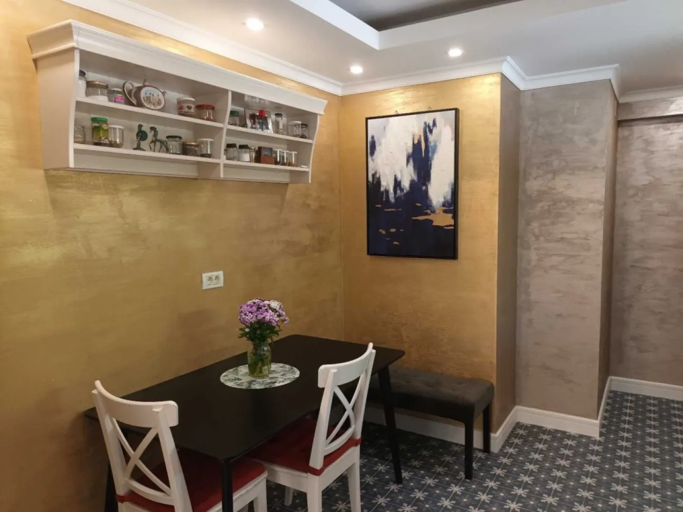 3 camere Baneasa - Greenfield - Apartament 3 camere, categoria lux , mobilat si utilat ,84,5 mp in Baneasa Complex Greenfield Topaz 

Este situat la parterul unui imobil ce a fost construit in 2008 Apartamentul este foarte bine compartimentat fiind compus din :

Living
Bucatarie, 
2 dormitoare, 
2 grupuri sanitare, 

Apartamentul dispune de finisaje de calitate precum, jaluzele electrice, tamplarie PVC cu geam termopan, CATV, internet, televizoare cu diagonale mari smart ,usa metalica, centrala proprie, 

Amenajarile facute in casa sunt echilibrate, fiind imbinate elemente decorative clasice cu elemente moderne, in tonuri calde.

 De asemenea au fost schimbate instalatiile sanitare si electrice ,la tavane s-au adaugat scafe cu spoturi ecologice ,sistem camera supraveghere si home cinema ,plinte si baghete care contureaza perfect peretii.
Investitia renovarilor aproximativ 30000 euro 

Imobilul este situat in zona Baneasa - Complex Greenfield, o zona foarte linistita, 
Complexul dispune de: loc de joaca pentru copii, supermarketuri, spatii verzi generoase, administrare, paza permanenta, iluminat exterior, contor apa, canalizare,cabinete medicale,restaurante. 

Pretul de vanzare este cel afisat pentru apartament si loc de parcare 

Comision 0 !