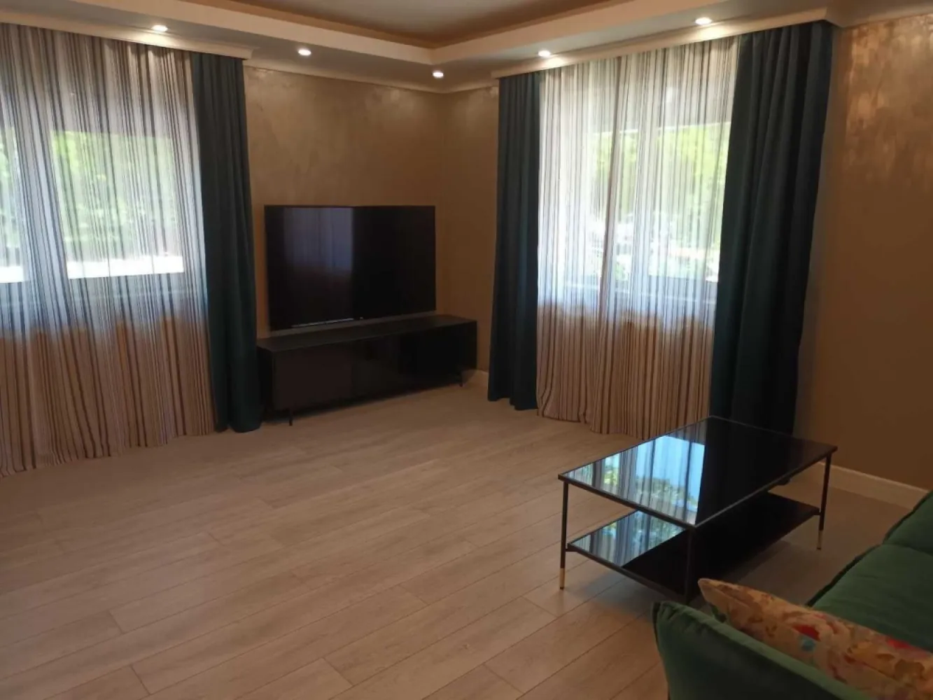 3 camere Baneasa - Greenfield - Apartament 3 camere, categoria lux , mobilat si utilat ,84,5 mp in Baneasa Complex Greenfield Topaz 

Este situat la parterul unui imobil ce a fost construit in 2008 Apartamentul este foarte bine compartimentat fiind compus din :

Living
Bucatarie, 
2 dormitoare, 
2 grupuri sanitare, 

Apartamentul dispune de finisaje de calitate precum, jaluzele electrice, tamplarie PVC cu geam termopan, CATV, internet, televizoare cu diagonale mari smart ,usa metalica, centrala proprie, 

Amenajarile facute in casa sunt echilibrate, fiind imbinate elemente decorative clasice cu elemente moderne, in tonuri calde.

 De asemenea au fost schimbate instalatiile sanitare si electrice ,la tavane s-au adaugat scafe cu spoturi ecologice ,sistem camera supraveghere si home cinema ,plinte si baghete care contureaza perfect peretii.
Investitia renovarilor aproximativ 30000 euro 

Imobilul este situat in zona Baneasa - Complex Greenfield, o zona foarte linistita, 
Complexul dispune de: loc de joaca pentru copii, supermarketuri, spatii verzi generoase, administrare, paza permanenta, iluminat exterior, contor apa, canalizare,cabinete medicale,restaurante. 

Pretul de vanzare este cel afisat pentru apartament si loc de parcare 

Comision 0 !