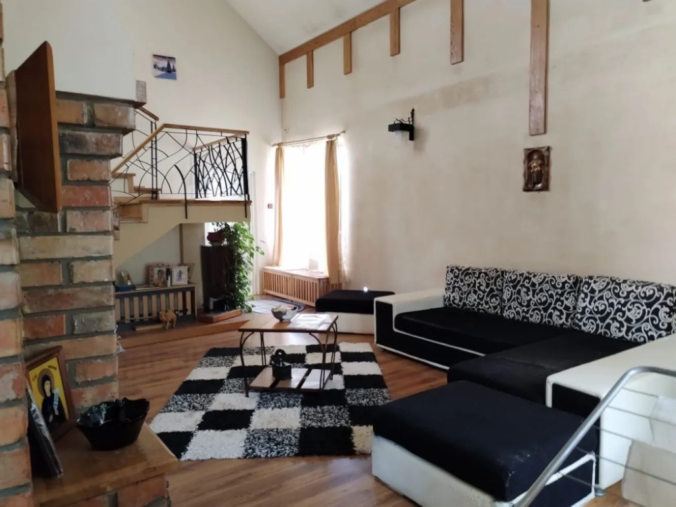 Persoană fizică vănd casă cu etaj strada.Moara de Vănt - Persoană fizică Vănd casă .str Moara de Vănt . Planul 2 de la strada principală Zonă foarte frumoasă Suprafață utilă 197mp. Teren 500mp Casa este construită toată din cărămidă plină Inclusiv pereții despărțitori interiori tot cărămidă plină Este o construcție safe din toate punctele de vedere Este compusă din .partier 2 Living room Cu șemineu zidit din cărămidă 1.bucătărie spațioasă ,loc de luat masa 1 baie 1 dormitor La etaj..3 dormitoare 1 baie 1 dress Hol +terasă exterioara.cu vedere panoramică Ofer mai multe poze în privat
Prețul este negociabil
 Tel..07******92..07******78