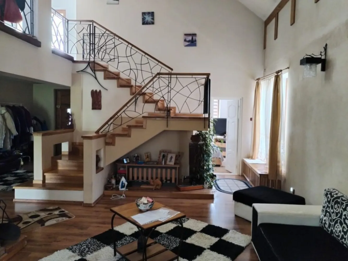 Persoană fizică vănd casă cu etaj strada.Moara de Vănt - Persoană fizică Vănd casă .str Moara de Vănt . Planul 2 de la strada principală Zonă foarte frumoasă Suprafață utilă 197mp. Teren 500mp Casa este construită toată din cărămidă plină Inclusiv pereții despărțitori interiori tot cărămidă plină Este o construcție safe din toate punctele de vedere Este compusă din .partier 2 Living room Cu șemineu zidit din cărămidă 1.bucătărie spațioasă ,loc de luat masa 1 baie 1 dormitor La etaj..3 dormitoare 1 baie 1 dress Hol +terasă exterioara.cu vedere panoramică Ofer mai multe poze în privat
Prețul este negociabil
 Tel..07******92..07******78
