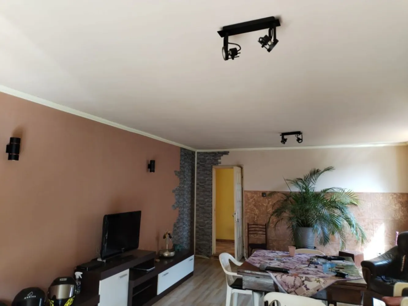 Persoană fizică vănd casă cu etaj strada.Moara de Vănt - Persoană fizică Vănd casă .str Moara de Vănt . Planul 2 de la strada principală Zonă foarte frumoasă Suprafață utilă 197mp. Teren 500mp Casa este construită toată din cărămidă plină Inclusiv pereții despărțitori interiori tot cărămidă plină Este o construcție safe din toate punctele de vedere Este compusă din .partier 2 Living room Cu șemineu zidit din cărămidă 1.bucătărie spațioasă ,loc de luat masa 1 baie 1 dormitor La etaj..3 dormitoare 1 baie 1 dress Hol +terasă exterioara.cu vedere panoramică Ofer mai multe poze în privat
Prețul este negociabil
 Tel..07******92..07******78