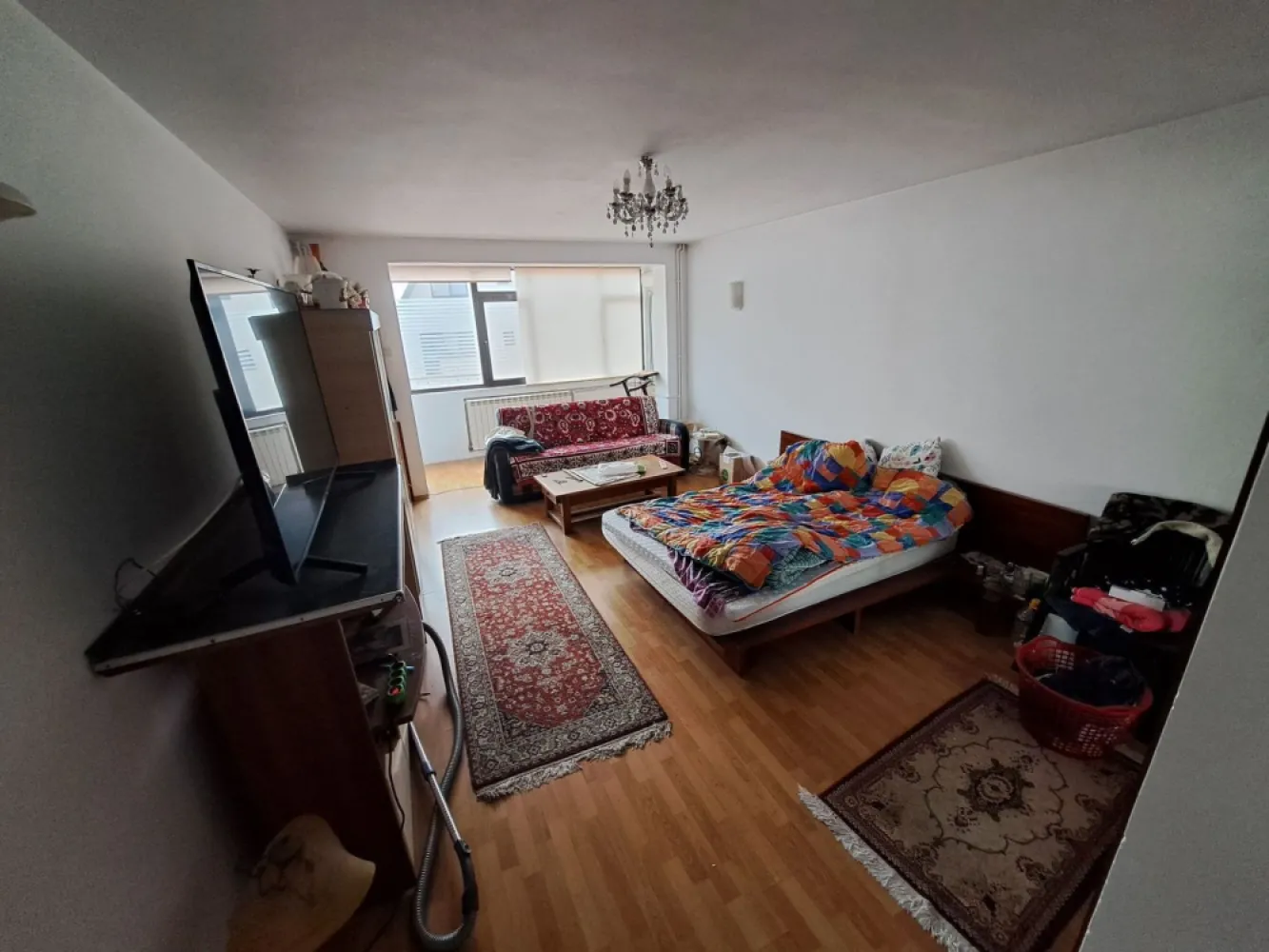 Vând casă cu demisol , parter + 2 etaje și teren în sector 4 - Direct propietar vând casă cu demisol , parter + 2 etaje și teren în Sectorul 4, București

- EXCLUS AGENTII -

Adresă: Strada Radului nr. 71, Sector 4, București.

Proprietatea dispune de demisol , parter și 2 etaje care au în total 246 mp utili și un teren de aproximativ 90 mp, ideal pentru grădină sau alte activități. 
Precum puteți vedea în poze, casa este perfectă pentru o familie mare sau pentru investiție, având spații generoase și bine compartimentate.
Sunt atasate si pozele în ordinea etajelor plus detaliile aferente.

Cea mai apropiată stație de autobuz și tramvai se află la 5 minute pe Șoseaua Olteniței, iar stația de metrou Constantin Brancoveanu este tot la 5 minute de mers pe jos.

Orăselul copiilor la 3 minute de mers pe jos.

Descrierea casei pe etaje:

Demisol:
Suprafață de 50 mp, potrivit pentru depozitare sau spațiu tehnic.

Parter:
Hol: 9,50 mp
Vestibul: 2,26 mp
Bucătărie: 15,27 mp
Cameră de zi: 24,59 mp
Baie: 5,40 mp
Logie: 4,35 mp
Casa scării: 5,74 mp

Suprafață utilă totală: 66,72 mp

Etaj 1:
Hol: 9,50 mp
Cameră 1: 14,66 mp
Cameră 2: 24,60 mp
Baie: 5,47 mp
Boxă: 5,59 mp
Logie: 4,35 mp
Casa scării: 5,74 mp

Suprafață utilă totală: 65,56 mp

Etaj 2:
Hol: 9,50 mp
Cameră 1: 14,50 mp
Cameră 2: 24,59 mp
Baie: 5,86 mp
Boxă: 3,73 mp
Logie: 4,35 mp
Casa scării: 5,74 mp

Suprafață utilă totală: 64,02 mp

Preț: 325.000 € USOR NEGOCIABIL

Pentru mai multe informații sau vizionări puteți suna !