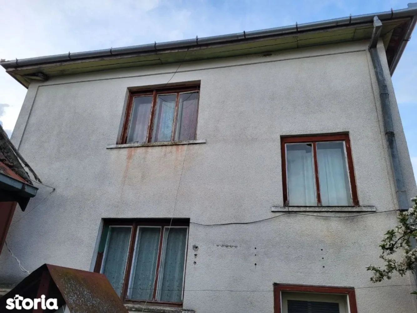 Ag EUROPA vinde casa cu etaj cu teren aferent de 10 ari în Lazuri. - Ag Europa vinde casa cu etaj construita în 1982 situata în Lazuri cu 1000mp teren aferent.