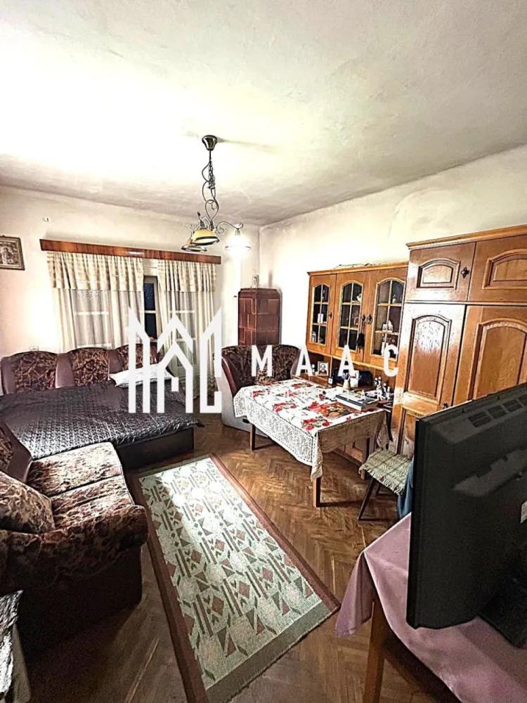 Casă individuală | 3 camere | Garaj | Acces auto | Trei Stejari - Maac Imobiliare prezintă o casă individuală situată într-o zonă liniștită și exclusiv rezidențială din Trei Stejari – o locație apreciată pentru intimitate, acces facil și confort urban. Caracteristici generale: Suprafață utilă: 84,46 mp Demisol: 44,47 mp Suprafață totală desfășurată: 128,5 mp Anexe: 12 mp Teren total: 230 mp Curte liberă: aprox. 110 mp Compartimentare: Demisol: bucătărie, baie, pivniță Parter: 3 dormitoare, hol, baie, bucătărie separată Pod: acces din baie – ideal pentru depozitare sau amenajare ulterioară Alte dotări: Casă izolată exterior Garaj funcțional cu șanț de revizie – ideal pentru reparații auto sau depozitare Acces auto în curte Mențiuni: Proprietatea necesită renovare și personalizare, însă oferă un potențial deosebit datorită compartimentării eficiente și zonei excelente. Este ideală pentru cei care caută liniște, proximitate de oraș și posibilitatea de a amenaja totul după propriul gust. Pentru mai multe detalii, vă rugăm să precizați telefonic că ați văzut anunțul cu ID: CP2603368