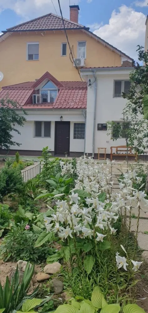 Casa Aviatiei-Herastrau - Proprietar - casa Aviatiei/Herastrau, cca 100-110 mp utili, 3 camere.

Parter : Hol intrare, Open space living/Bucatarie, camara, baie cu dus.

Etaj/mansarda: 2 camere, baie cu cada.

Casa renovata complet de ultima ora, incalzire prin pardoseala, aer cond., bucatarie noua Ikea dotata cu plita, hota, cuptor,mas.spalat vase, mas spalat rufe.
Terasa, gradina.

1600 Euro/luna, garantie c/val 3 luni.
Contract minim 2 ani