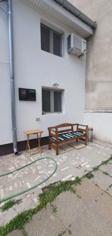 Casa Aviatiei-Herastrau - Proprietar - casa Aviatiei/Herastrau, cca 100-110 mp utili, 3 camere.

Parter : Hol intrare, Open space living/Bucatarie, camara, baie cu dus.

Etaj/mansarda: 2 camere, baie cu cada.

Casa renovata complet de ultima ora, incalzire prin pardoseala, aer cond., bucatarie noua Ikea dotata cu plita, hota, cuptor,mas.spalat vase, mas spalat rufe.
Terasa, gradina.

1600 Euro/luna, garantie c/val 3 luni.
Contract minim 2 ani