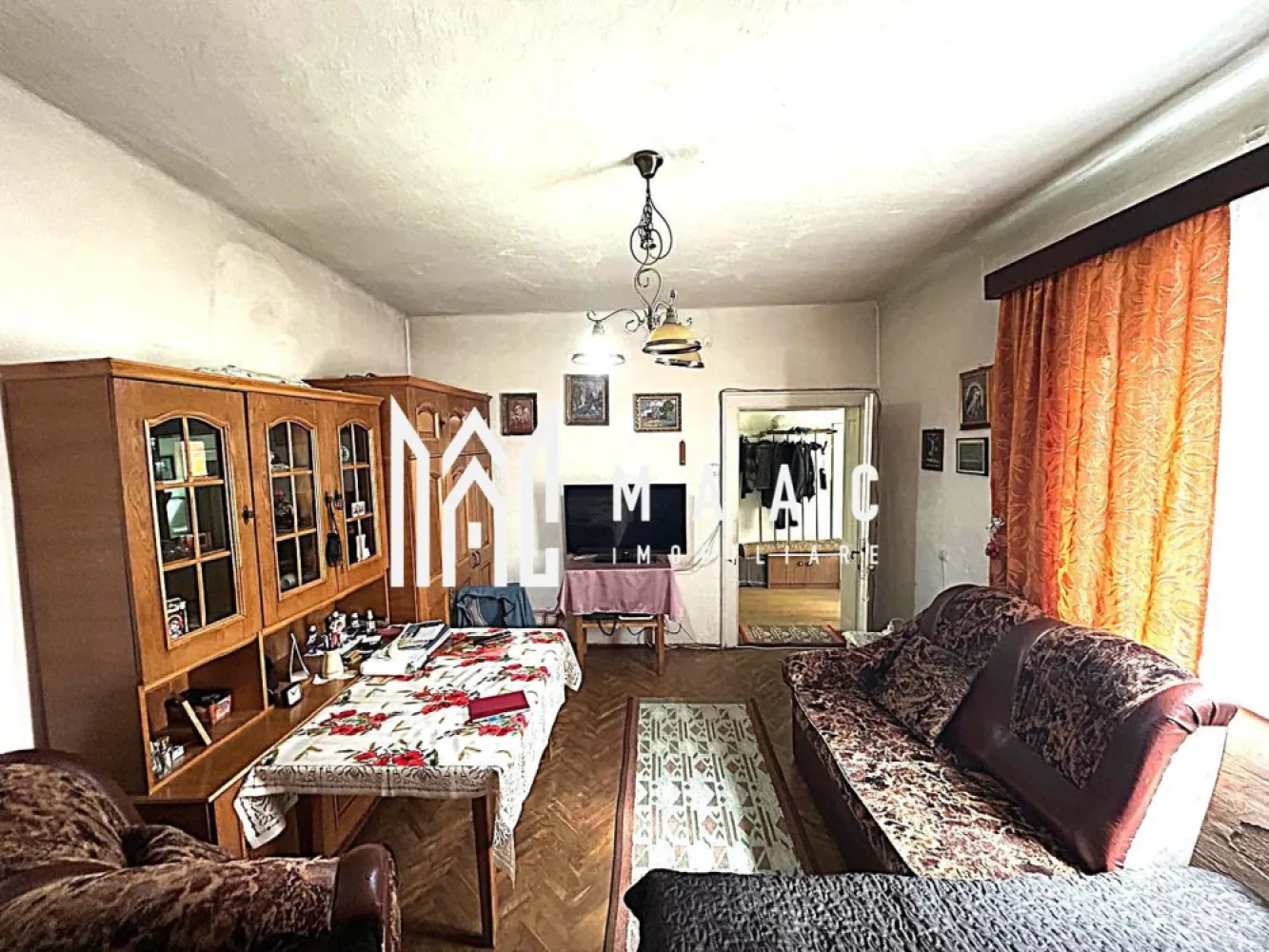 Casă individuală | 3 camere | Garaj | Acces auto | Trei Stejari - Maac Imobiliare prezintă o casă individuală situată într-o zonă liniștită și exclusiv rezidențială din Trei Stejari – o locație apreciată pentru intimitate, acces facil și confort urban. Caracteristici generale: Suprafață utilă: 84,46 mp Demisol: 44,47 mp Suprafață totală desfășurată: 128,5 mp Anexe: 12 mp Teren total: 230 mp Curte liberă: aprox. 110 mp Compartimentare: Demisol: bucătărie, baie, pivniță Parter: 3 dormitoare, hol, baie, bucătărie separată Pod: acces din baie – ideal pentru depozitare sau amenajare ulterioară Alte dotări: Casă izolată exterior Garaj funcțional cu șanț de revizie – ideal pentru reparații auto sau depozitare Acces auto în curte Mențiuni: Proprietatea necesită renovare și personalizare, însă oferă un potențial deosebit datorită compartimentării eficiente și zonei excelente. Este ideală pentru cei care caută liniște, proximitate de oraș și posibilitatea de a amenaja totul după propriul gust. Pentru mai multe detalii, vă rugăm să precizați telefonic că ați văzut anunțul cu ID: CP2603368