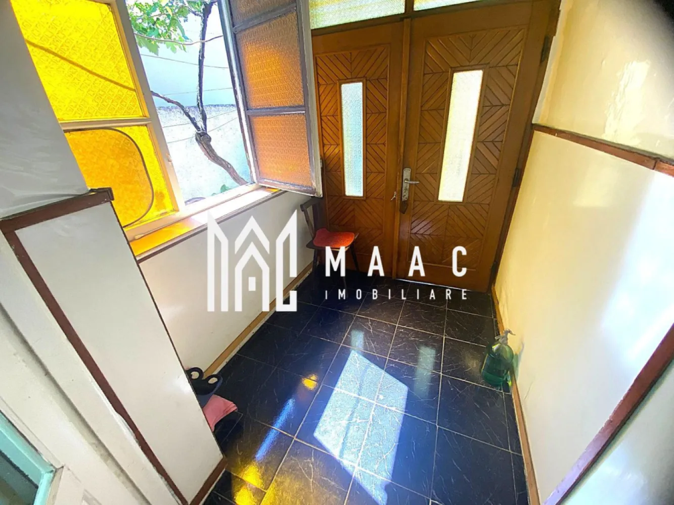 Casă individuală | 3 camere | Garaj | Acces auto | Trei Stejari - Maac Imobiliare prezintă o casă individuală situată într-o zonă liniștită și exclusiv rezidențială din Trei Stejari – o locație apreciată pentru intimitate, acces facil și confort urban. Caracteristici generale: Suprafață utilă: 84,46 mp Demisol: 44,47 mp Suprafață totală desfășurată: 128,5 mp Anexe: 12 mp Teren total: 230 mp Curte liberă: aprox. 110 mp Compartimentare: Demisol: bucătărie, baie, pivniță Parter: 3 dormitoare, hol, baie, bucătărie separată Pod: acces din baie – ideal pentru depozitare sau amenajare ulterioară Alte dotări: Casă izolată exterior Garaj funcțional cu șanț de revizie – ideal pentru reparații auto sau depozitare Acces auto în curte Mențiuni: Proprietatea necesită renovare și personalizare, însă oferă un potențial deosebit datorită compartimentării eficiente și zonei excelente. Este ideală pentru cei care caută liniște, proximitate de oraș și posibilitatea de a amenaja totul după propriul gust. Pentru mai multe detalii, vă rugăm să precizați telefonic că ați văzut anunțul cu ID: CP2603368