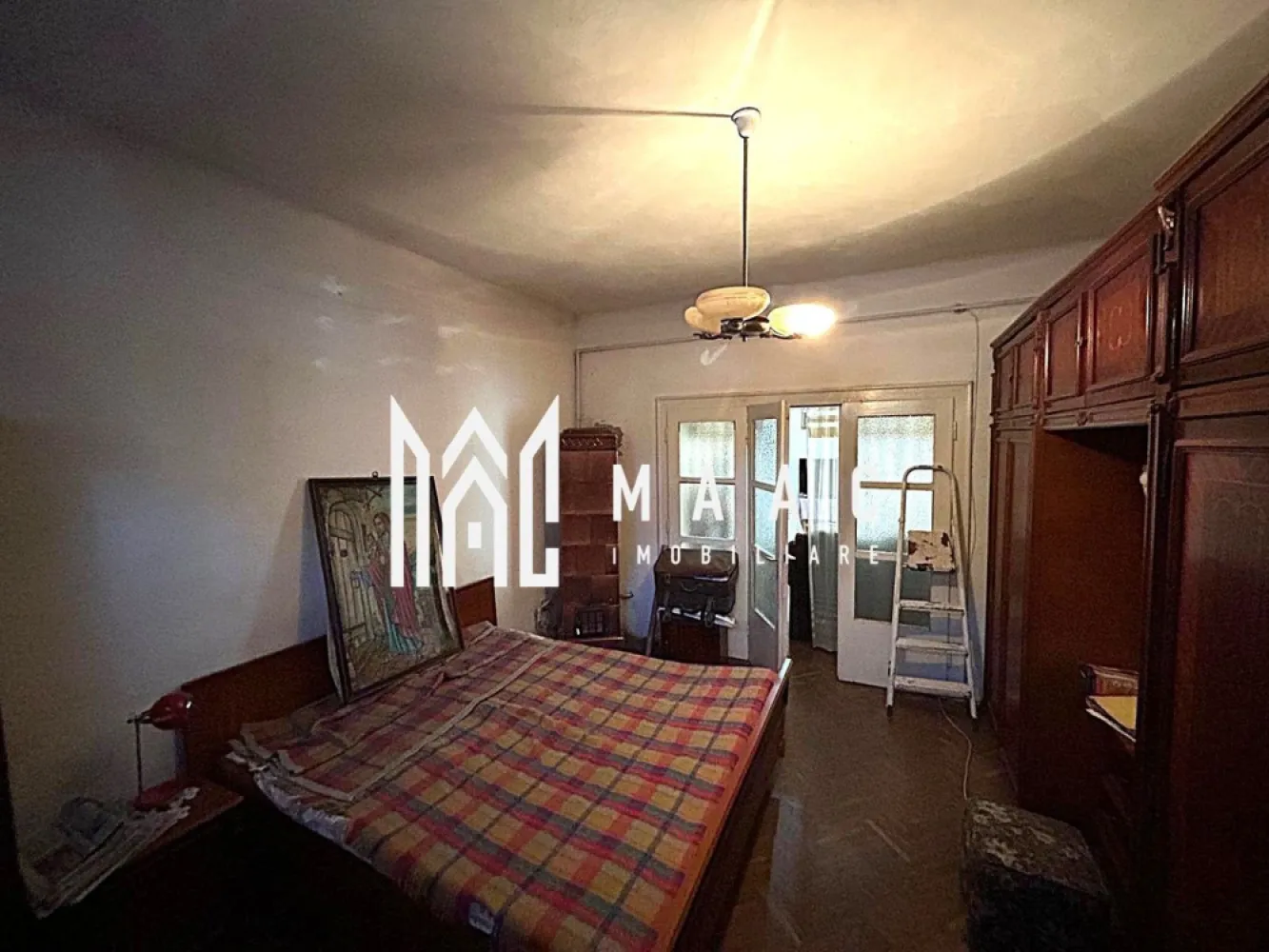 Casă individuală | 3 camere | Garaj | Acces auto | Trei Stejari - Maac Imobiliare prezintă o casă individuală situată într-o zonă liniștită și exclusiv rezidențială din Trei Stejari – o locație apreciată pentru intimitate, acces facil și confort urban. Caracteristici generale: Suprafață utilă: 84,46 mp Demisol: 44,47 mp Suprafață totală desfășurată: 128,5 mp Anexe: 12 mp Teren total: 230 mp Curte liberă: aprox. 110 mp Compartimentare: Demisol: bucătărie, baie, pivniță Parter: 3 dormitoare, hol, baie, bucătărie separată Pod: acces din baie – ideal pentru depozitare sau amenajare ulterioară Alte dotări: Casă izolată exterior Garaj funcțional cu șanț de revizie – ideal pentru reparații auto sau depozitare Acces auto în curte Mențiuni: Proprietatea necesită renovare și personalizare, însă oferă un potențial deosebit datorită compartimentării eficiente și zonei excelente. Este ideală pentru cei care caută liniște, proximitate de oraș și posibilitatea de a amenaja totul după propriul gust. Pentru mai multe detalii, vă rugăm să precizați telefonic că ați văzut anunțul cu ID: CP2603368