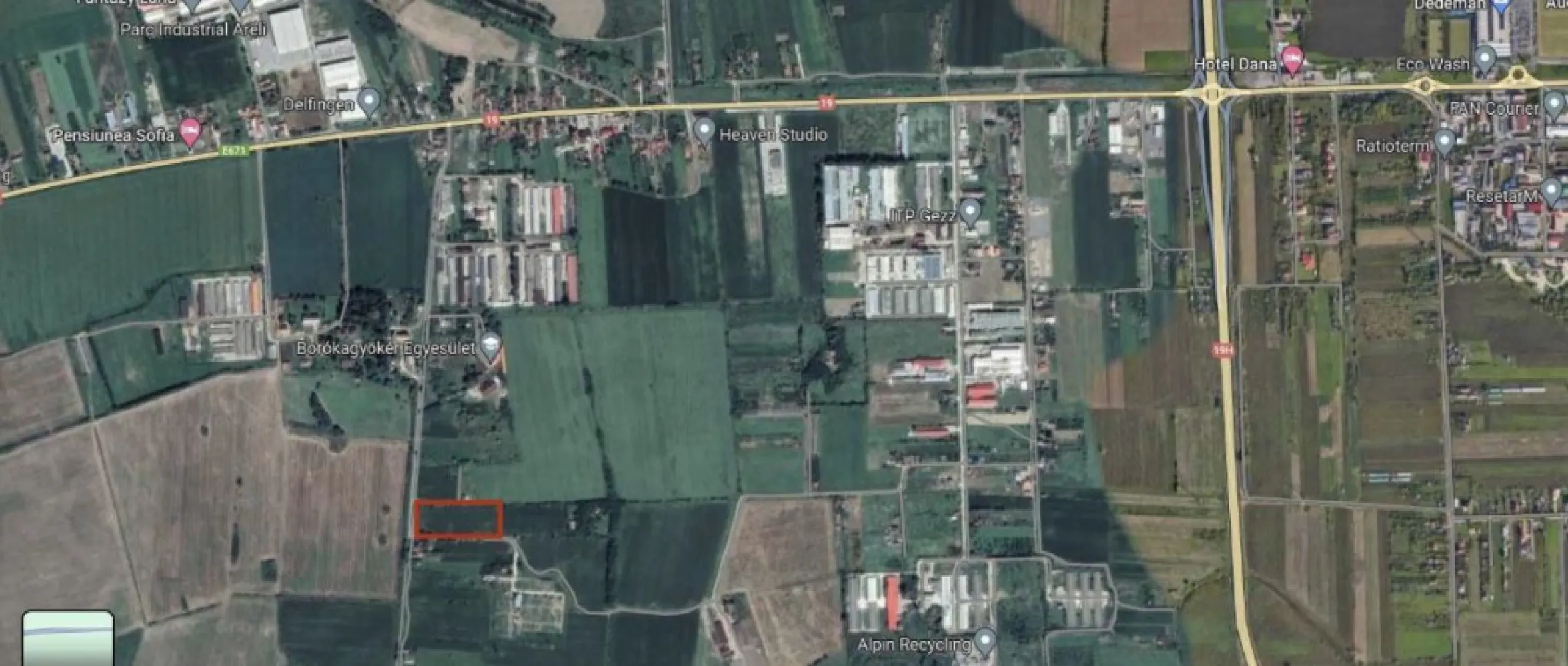 Vand teren extravilan 8000 mp - Vand teren extravilan, 80 de ari, situat pe str. Merilor. Terenul are 2 fronturi. Drum asfaltat. Pe jumatatea terenului sunt plasate stalpi electrice, dar aprox 40 de ari este curat. ideal pentru casa de vacanta, agricultura sau creșterea animalelor. Pentru mai multe detalii puteti sa ma contactati. Pret/ari, usor negociabil