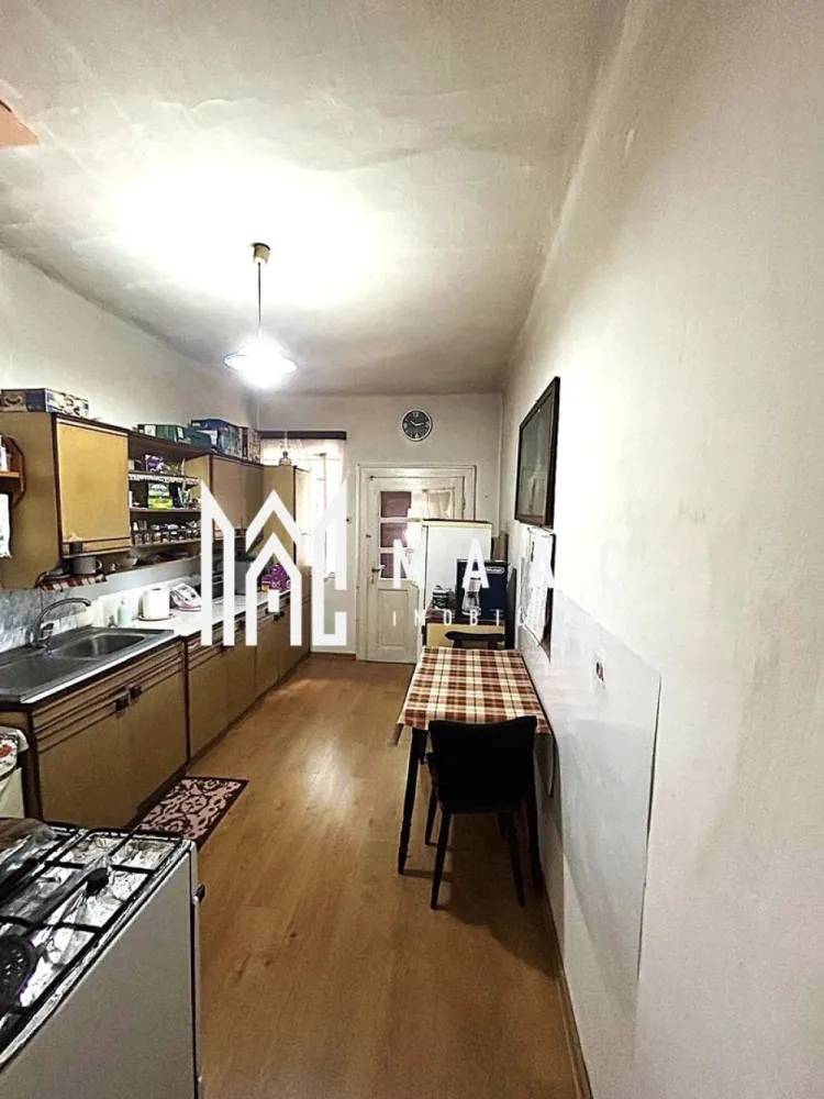 Casă individuală | 3 camere | Garaj | Acces auto | Trei Stejari - Maac Imobiliare prezintă o casă individuală situată într-o zonă liniștită și exclusiv rezidențială din Trei Stejari – o locație apreciată pentru intimitate, acces facil și confort urban. Caracteristici generale: Suprafață utilă: 84,46 mp Demisol: 44,47 mp Suprafață totală desfășurată: 128,5 mp Anexe: 12 mp Teren total: 230 mp Curte liberă: aprox. 110 mp Compartimentare: Demisol: bucătărie, baie, pivniță Parter: 3 dormitoare, hol, baie, bucătărie separată Pod: acces din baie – ideal pentru depozitare sau amenajare ulterioară Alte dotări: Casă izolată exterior Garaj funcțional cu șanț de revizie – ideal pentru reparații auto sau depozitare Acces auto în curte Mențiuni: Proprietatea necesită renovare și personalizare, însă oferă un potențial deosebit datorită compartimentării eficiente și zonei excelente. Este ideală pentru cei care caută liniște, proximitate de oraș și posibilitatea de a amenaja totul după propriul gust. Pentru mai multe detalii, vă rugăm să precizați telefonic că ați văzut anunțul cu ID: CP2603368