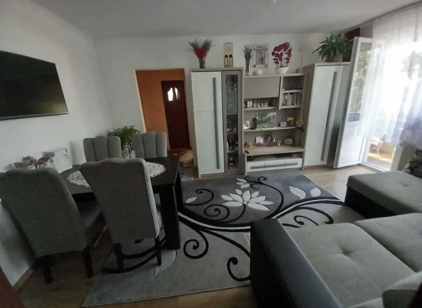 BRASADAS vinde ap 2 cam etaj 4/4 Careiului. - Agenția imobiliara BRASADAS vinde apartament cu 2 camere, pe strada Careiului, intr-un imobil din caramida. Apartamentul este situat la etajul 4 din cele 4 ale imobilului, prevazut cu acoperis, cu o suprafata de 64 mp utili. 
Compartimentat astfel : hol, debara, bucatarie, 1 camera cu balcon spatios, 1 camera cu balcon inchis, un grup sanitar cu geam. Apartamentul a fost renovat in anul 2020 cand s-au inlocuit instalatiile de curent, gaz, apa, centrala termica a fost schimbat in anul 2021, ferestrele sunt din PVC prevazute cu geamuri termopane. Apartamentul este bine intretinut. Apartamentul se vinde mobilat, pretul afisat incluzand atat mobila cat si electrocasnicele, masina de spalat vase, frigider, plita si cuptor electric Gorenje, cuptorul cu microunde si masina de spalat rufe. Totodata apartamentul detine un beci uscat. Situat in proximitatea mijloacelor de transport in comun, scoli, gradinite, parc de agrement si diverse magazine, pozitionarea este foarte buna din toate punctele de vedere. Casa scarii este ingrijita iar accesul este conditionat de usa din metal cu interfon. 
Www.brasadas.com.