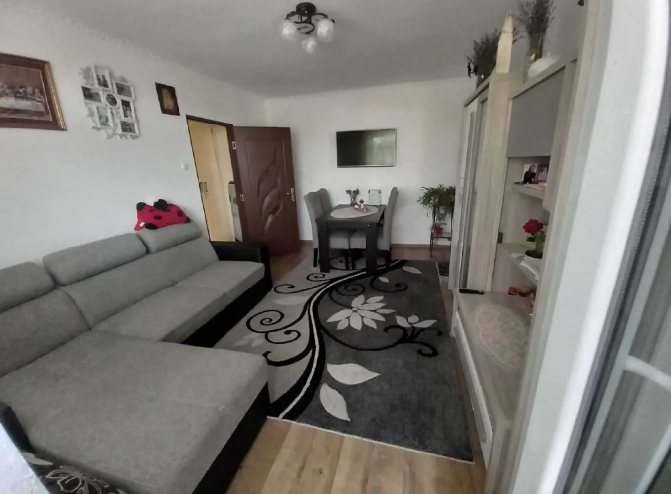BRASADAS vinde ap 2 cam etaj 4/4 Careiului. - Agenția imobiliara BRASADAS vinde apartament cu 2 camere, pe strada Careiului, intr-un imobil din caramida. Apartamentul este situat la etajul 4 din cele 4 ale imobilului, prevazut cu acoperis, cu o suprafata de 64 mp utili. 
Compartimentat astfel : hol, debara, bucatarie, 1 camera cu balcon spatios, 1 camera cu balcon inchis, un grup sanitar cu geam. Apartamentul a fost renovat in anul 2020 cand s-au inlocuit instalatiile de curent, gaz, apa, centrala termica a fost schimbat in anul 2021, ferestrele sunt din PVC prevazute cu geamuri termopane. Apartamentul este bine intretinut. Apartamentul se vinde mobilat, pretul afisat incluzand atat mobila cat si electrocasnicele, masina de spalat vase, frigider, plita si cuptor electric Gorenje, cuptorul cu microunde si masina de spalat rufe. Totodata apartamentul detine un beci uscat. Situat in proximitatea mijloacelor de transport in comun, scoli, gradinite, parc de agrement si diverse magazine, pozitionarea este foarte buna din toate punctele de vedere. Casa scarii este ingrijita iar accesul este conditionat de usa din metal cu interfon. 
Www.brasadas.com.