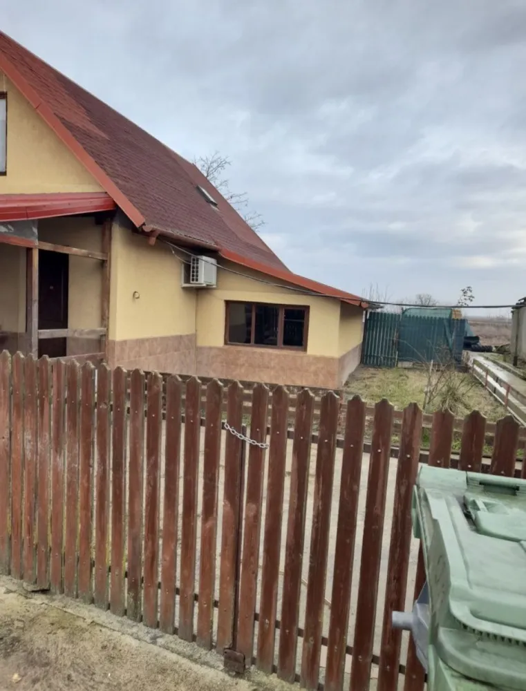 Vand casa cu grajd si teren in Satu Mare Com Craidorolot Jud Satu Mare 2 - Vand Casa buna de locuit sau ca spatiu cimercial, cu grajd de 30 de vaci din structura usoara, la nevoie se arendeaza si 15 hectare teren extravilan! Pret 28500 euro usor negociabil detalii la telefon sau in privat