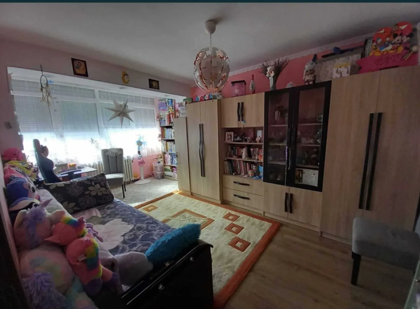 BRASADAS vinde ap 2 cam etaj 4/4 Careiului. - Agenția imobiliara BRASADAS vinde apartament cu 2 camere, pe strada Careiului, intr-un imobil din caramida. Apartamentul este situat la etajul 4 din cele 4 ale imobilului, prevazut cu acoperis, cu o suprafata de 64 mp utili. 
Compartimentat astfel : hol, debara, bucatarie, 1 camera cu balcon spatios, 1 camera cu balcon inchis, un grup sanitar cu geam. Apartamentul a fost renovat in anul 2020 cand s-au inlocuit instalatiile de curent, gaz, apa, centrala termica a fost schimbat in anul 2021, ferestrele sunt din PVC prevazute cu geamuri termopane. Apartamentul este bine intretinut. Apartamentul se vinde mobilat, pretul afisat incluzand atat mobila cat si electrocasnicele, masina de spalat vase, frigider, plita si cuptor electric Gorenje, cuptorul cu microunde si masina de spalat rufe. Totodata apartamentul detine un beci uscat. Situat in proximitatea mijloacelor de transport in comun, scoli, gradinite, parc de agrement si diverse magazine, pozitionarea este foarte buna din toate punctele de vedere. Casa scarii este ingrijita iar accesul este conditionat de usa din metal cu interfon. 
Www.brasadas.com.