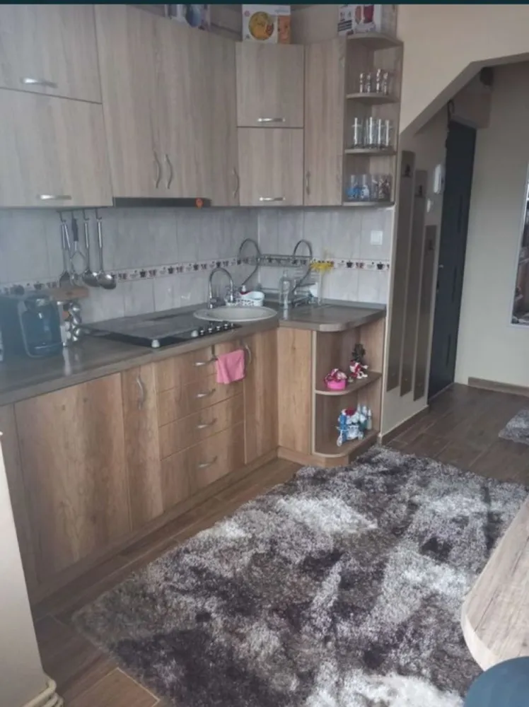 BRASADAS vinde ap 2 cam etaj 4/4 Careiului. - Agenția imobiliara BRASADAS vinde apartament cu 2 camere, pe strada Careiului, intr-un imobil din caramida. Apartamentul este situat la etajul 4 din cele 4 ale imobilului, prevazut cu acoperis, cu o suprafata de 64 mp utili. 
Compartimentat astfel : hol, debara, bucatarie, 1 camera cu balcon spatios, 1 camera cu balcon inchis, un grup sanitar cu geam. Apartamentul a fost renovat in anul 2020 cand s-au inlocuit instalatiile de curent, gaz, apa, centrala termica a fost schimbat in anul 2021, ferestrele sunt din PVC prevazute cu geamuri termopane. Apartamentul este bine intretinut. Apartamentul se vinde mobilat, pretul afisat incluzand atat mobila cat si electrocasnicele, masina de spalat vase, frigider, plita si cuptor electric Gorenje, cuptorul cu microunde si masina de spalat rufe. Totodata apartamentul detine un beci uscat. Situat in proximitatea mijloacelor de transport in comun, scoli, gradinite, parc de agrement si diverse magazine, pozitionarea este foarte buna din toate punctele de vedere. Casa scarii este ingrijita iar accesul este conditionat de usa din metal cu interfon. 
Www.brasadas.com.