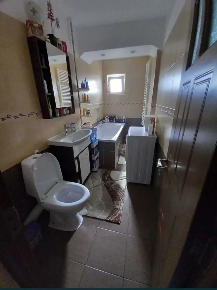 BRASADAS vinde ap 2 cam etaj 4/4 Careiului. - Agenția imobiliara BRASADAS vinde apartament cu 2 camere, pe strada Careiului, intr-un imobil din caramida. Apartamentul este situat la etajul 4 din cele 4 ale imobilului, prevazut cu acoperis, cu o suprafata de 64 mp utili. 
Compartimentat astfel : hol, debara, bucatarie, 1 camera cu balcon spatios, 1 camera cu balcon inchis, un grup sanitar cu geam. Apartamentul a fost renovat in anul 2020 cand s-au inlocuit instalatiile de curent, gaz, apa, centrala termica a fost schimbat in anul 2021, ferestrele sunt din PVC prevazute cu geamuri termopane. Apartamentul este bine intretinut. Apartamentul se vinde mobilat, pretul afisat incluzand atat mobila cat si electrocasnicele, masina de spalat vase, frigider, plita si cuptor electric Gorenje, cuptorul cu microunde si masina de spalat rufe. Totodata apartamentul detine un beci uscat. Situat in proximitatea mijloacelor de transport in comun, scoli, gradinite, parc de agrement si diverse magazine, pozitionarea este foarte buna din toate punctele de vedere. Casa scarii este ingrijita iar accesul este conditionat de usa din metal cu interfon. 
Www.brasadas.com.