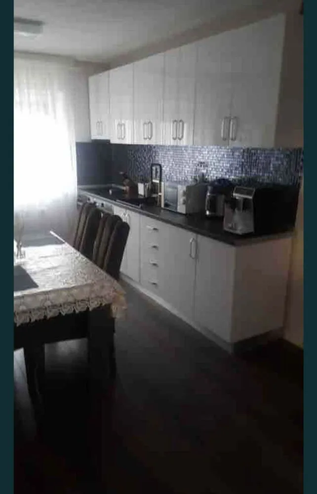 Apartament de vanzare cu 3 camere, Micro 16 Satu Mare etaj 4/4 - Vand APARTAMENT cu 3 camere, decomandat zona Micro 16, strada Sănătății, complet mobilat. Acesta este compartimentant astfel: 2 dormitoare, living, bucatarie, baie si balcon.
Apartamentul a fost renovat complet in anul 2021: 
Microcentrala cu instalatie cupru.
Geamuri termopane.
Balcon inchis termopan
Aer conditionat
Bloc izolat pe interior
Beci
Parcare pe strada
:Apartamentul beneficiazā de o locatie excelentā, foarte aproape de Scoala Avram Iancu, magazine, statie taxi, la 2 min de parcul Linistii, Podul Golescu si la cateva minute de mall. Acest apartament este listat pe airbnb si poate fi folosit atat ca investitite cat si ca locuinta personala. Imediat locuibil
Accesul in bloc se face cu interfon.
Pretul 73.000 E neg
Pentru mai multe informatii, ma puteti contacta la 07******37 Viorel Tataran