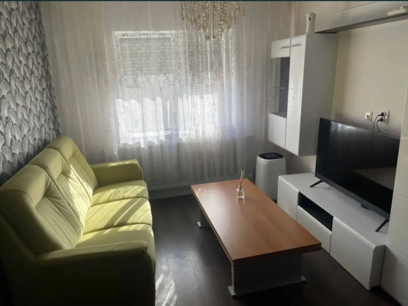 Apartament de vanzare cu 3 camere, Micro 16 Satu Mare etaj 4/4 - Vand APARTAMENT cu 3 camere, decomandat zona Micro 16, strada Sănătății, complet mobilat. Acesta este compartimentant astfel: 2 dormitoare, living, bucatarie, baie si balcon.
Apartamentul a fost renovat complet in anul 2021: 
Microcentrala cu instalatie cupru.
Geamuri termopane.
Balcon inchis termopan
Aer conditionat
Bloc izolat pe interior
Beci
Parcare pe strada
:Apartamentul beneficiazā de o locatie excelentā, foarte aproape de Scoala Avram Iancu, magazine, statie taxi, la 2 min de parcul Linistii, Podul Golescu si la cateva minute de mall. Acest apartament este listat pe airbnb si poate fi folosit atat ca investitite cat si ca locuinta personala. Imediat locuibil
Accesul in bloc se face cu interfon.
Pretul 73.000 E neg
Pentru mai multe informatii, ma puteti contacta la 07******37 Viorel Tataran